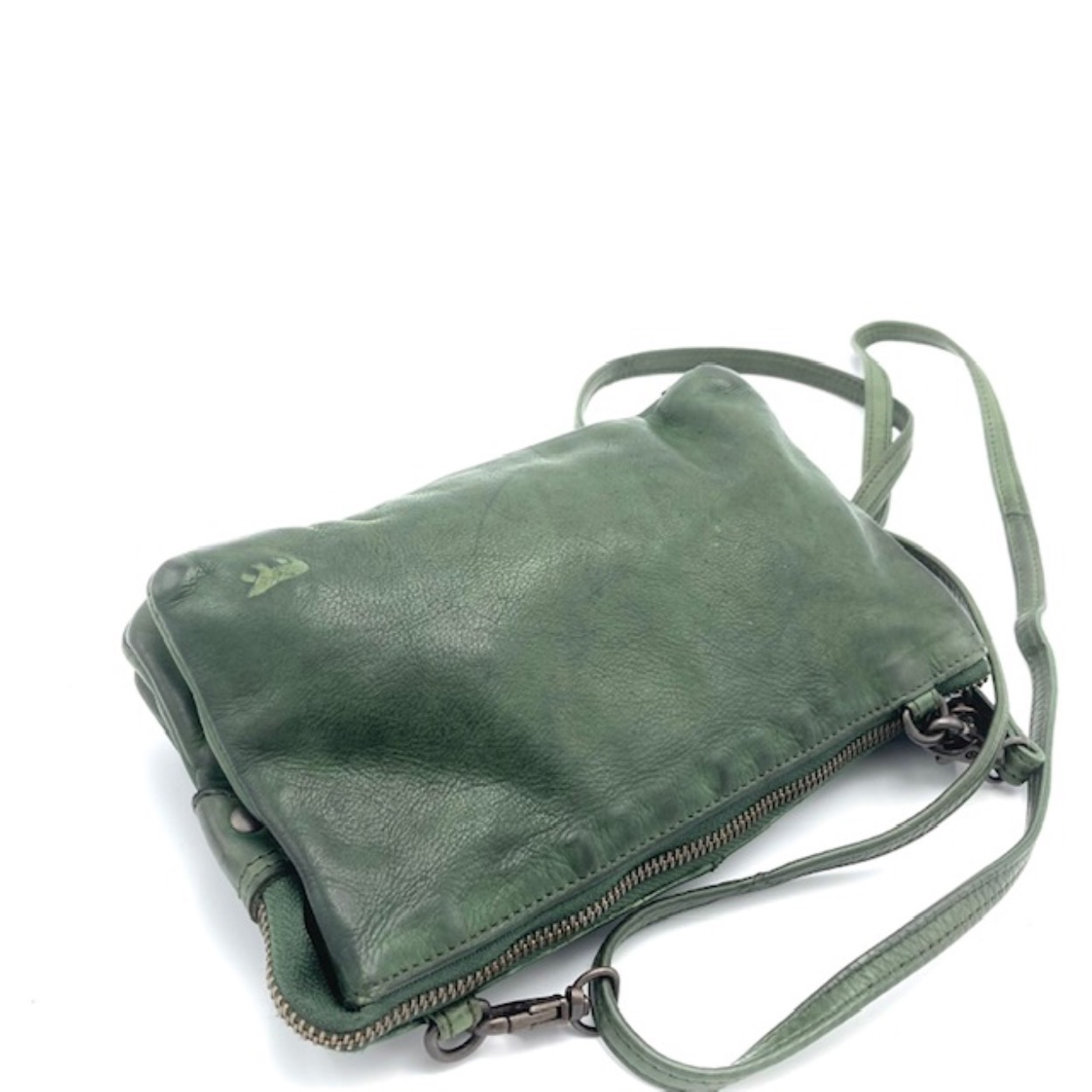 Uma Leren Schoudertas Dames &ndash; Beardesign (Cow Lavato)
Op zoek naar een compacte leren damestas die ook als grote portemonnee gebruikt kan worden? De Uma schoudertas van Beardesign is een slimme en stijlvolle keuze. Gemaakt van soepel en duurzaam echt leer uit de Cow Lavato-serie, biedt deze tas alles wat je nodig hebt voor onderweg.

Deze leren schoudertas voor dames is voorzien van:

3 handige compartimenten met ritssluiting (waarvan 1 met extra rits)
2 hoofdvakken en 2 insteekvakken met ruimte voor 8 pasjes of bankkaarten
Een afneembare en verstelbare schouderriem &ndash; draag als crossbody, clutch of portemonnee
Perfect formaat voor telefoon, sleutels, pasjes en contant geld
Afmetingen:
13 cm (hoogte) x 22 cm (breedte) x 6 cm (diepte)

Waarom kiezen voor deze leren damestas?
✔️ Gemaakt van hoogwaardig leer
✔️ Functioneel &eacute;n stijlvol
✔️ Geschikt als schoudertas &eacute;n portemonnee
✔️ Ideaal voor dagelijks gebruik of op reis