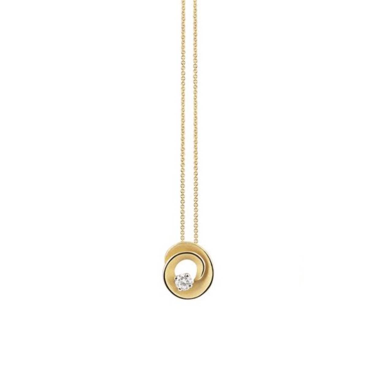 18krt gouden collier met diamant 0,10crt uit de Dune Assolo Collectie van AnnaMaria Cammilli. De kleur van het collier is yellow sunrise, een warm geel dat de energie van de zon uitstraalt en een ongekende charme uitstraalt.

Referentienummer: GPE3237U