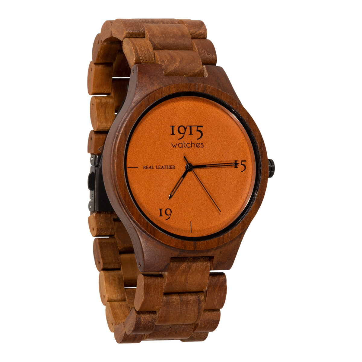 Real leather
De naam van deze nieuwe collectie zegt natuurlijk al genoeg. De wijzerplaat is vervaardigt uit natuurlijk leer in de kleur cognac.
Nieuwe hout soort
De Real Leather collectie is gemaakt van Teak hout. Een sterke houtsoort die een warme uitstraling heeft. Een prachtige houtsoort