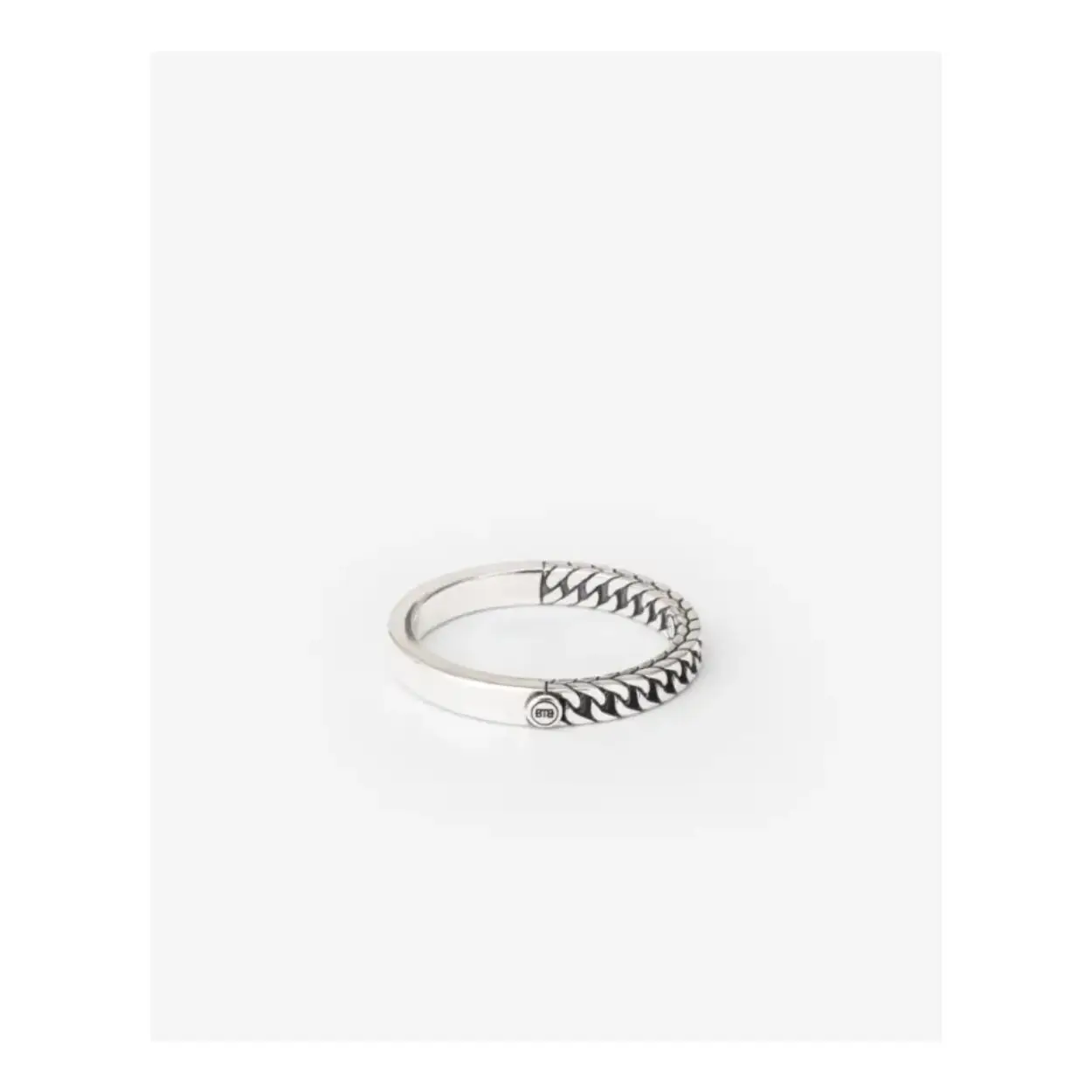 De Esther Mini Dual Ring is vervaardigd uit gerecycled sterling zilver. Dankzij de combinatie van een gladde zijde en het geweven Esther-patroon is deze ring graveerbaar. Laat jouw persoonlijke verhaal versmelten met deze veelzijdige ring. Deze ring is kleiner dan de Esther Small Dual Ring en daardoor perfect te combineren met andere sieraden uit de Esther-collectie van Buddha to Buddha. Ontworpen in Amsterdam en op duurzame wijze geproduceerd in Zuidoost-Azië. Wij geloven dat elk sieraad een eigen ziel heeft. Wat betekent dat voor jou?
