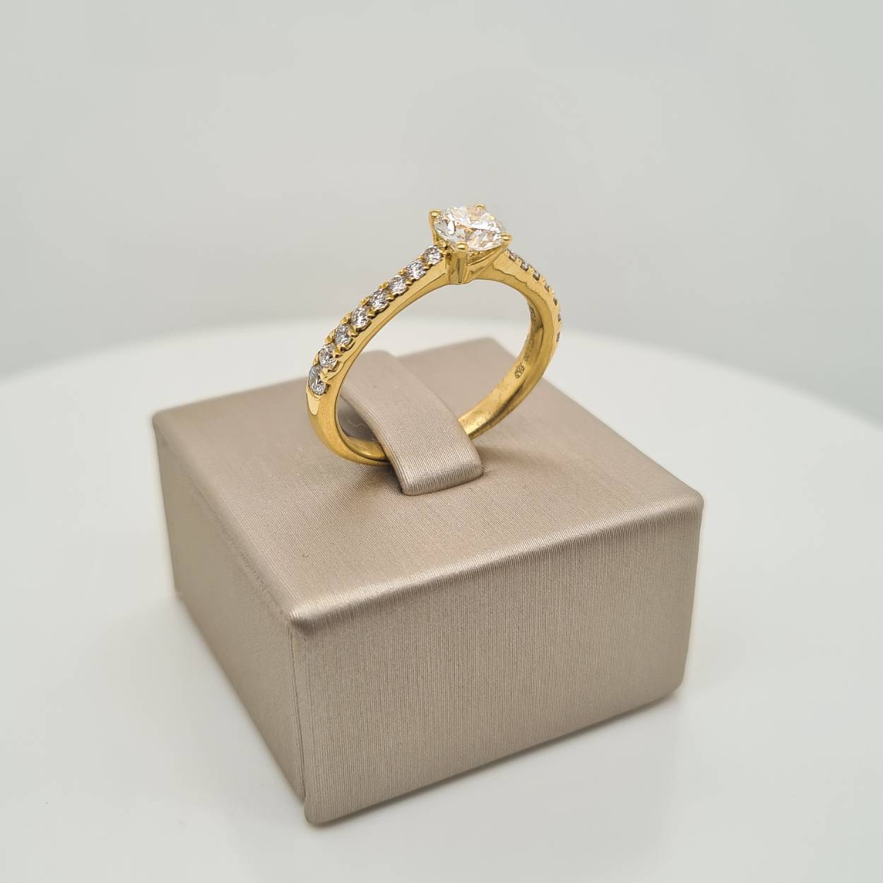 Prachtige 18krt gouden solitair ring. Met 17 diamanten van totaal 1,00 caraat.

Inclusief luxe juwelenbox en GIA certificaat van echtheid.

De maat van de ring is 17,5. Heeft u een andere maat, neem dan gerust contact met ons op.

Geniet nu nog van een speciale prijs van €4499,-