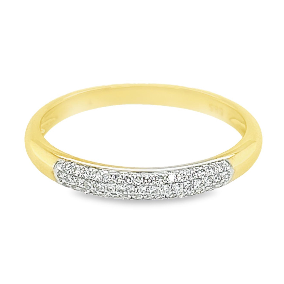 Deze geel gouden ring heeft een werkelijk schitterende uitstraling. De drie rijen met briljant geslepen diamanten zorgen voor deze prachtige schittering. Het totaal karaat gewicht is 0,15. Een rij ring met diamant is een schitterend sieraad wat ontzettend goed te combineren valt met andere sieraden.