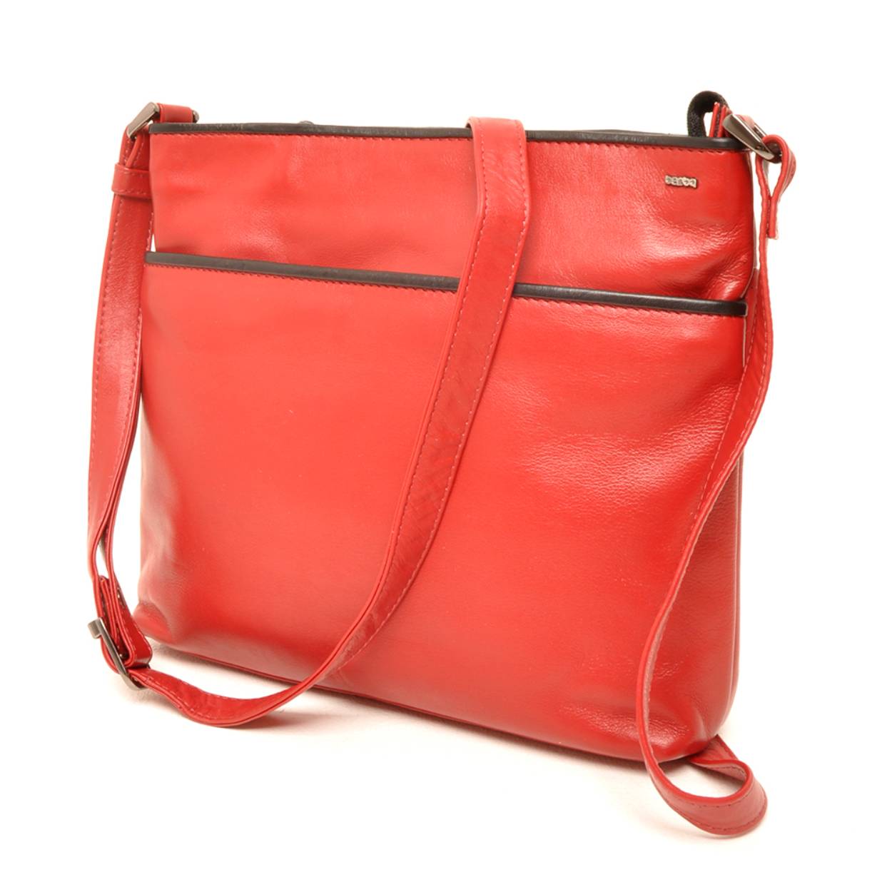 De eigenschappen van deze leren crossbody zijn:

- sluiting door middel van bovenrits
- ritsvak aan gehele voorzijde
- ritsvak aan binnenkant
- bijgeleverde schouderband
- boterzacht kalfsleer

Afmetingen:
26 cm breed x 23 cm hoog