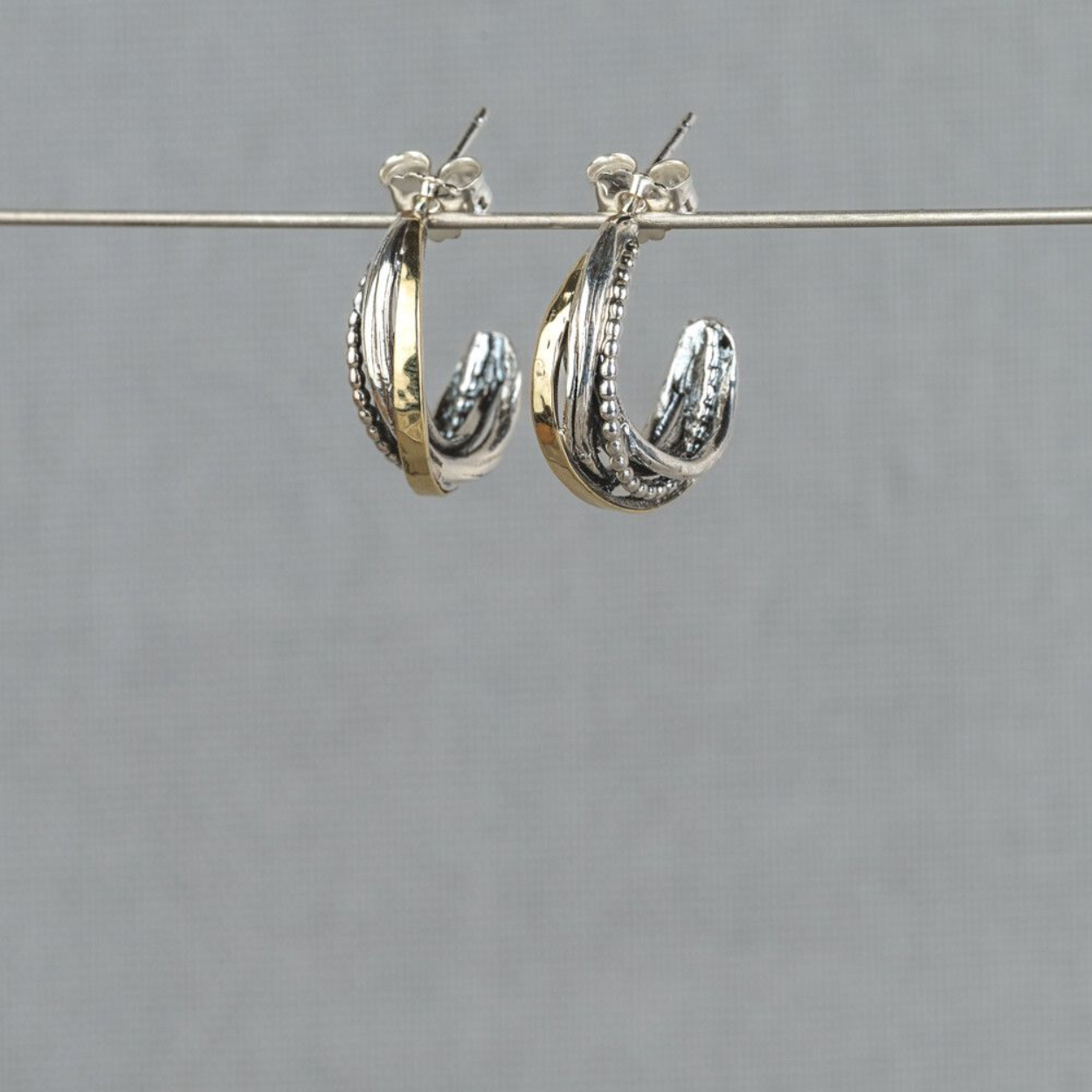 Oorhoepel gemaakt van 925 geoxideerd sterling zilver in combinatie met 9 karaat. Combineer deze oorbellen met een mooie ring, collier en armband voor een complete look!