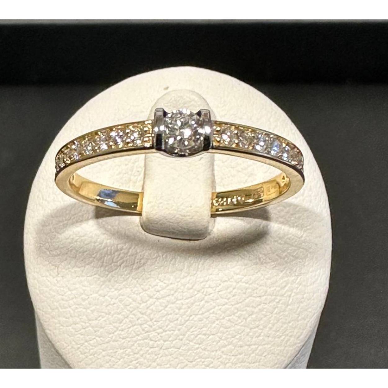 14 krt geel gouden ring met wit gouden chaton voor midden steen.
Model Ava, 2015 0.10 + 22/0.19crt gg/wg si/river