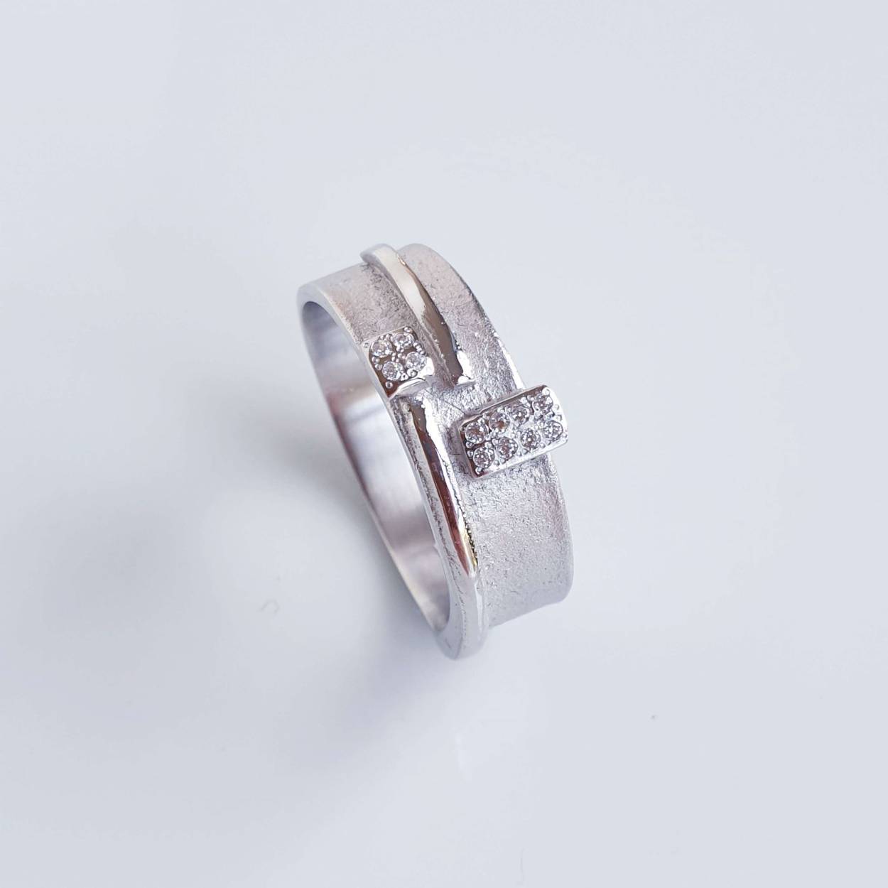 Handgemaakte ring met matte accenten en Zirkonium.
