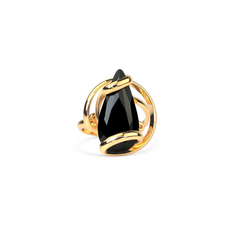 De sieraden van Andrea Marazzini worden ontworpen en handgemaakt in Italië. De ring is gemaakt van verguld metaal in combinatie met een zwarte kristal van hoge kwaliteit. Het materiaal is hypoallergeen en nikkelvrij. Ieder Andrea Marazzini sieraad is uniek en een schoonheid voor het oog. 

