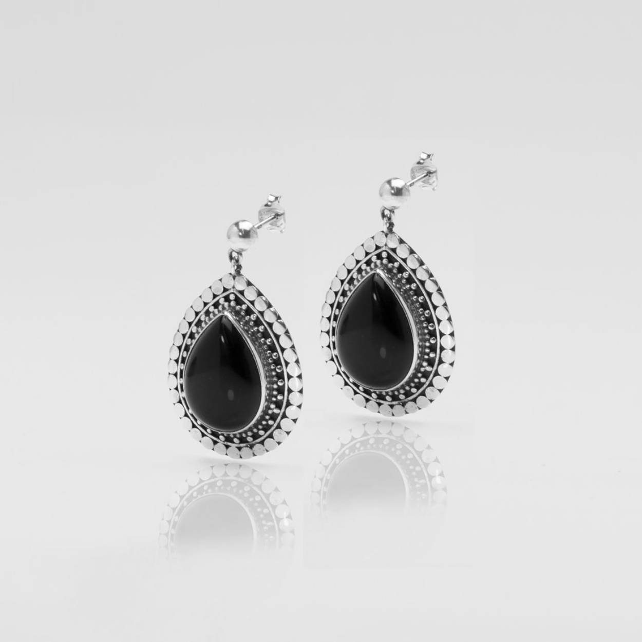 zilveren handgemaakte oorbellen met een onyx steen, ook mooi met de bijpassende ring YM-0001