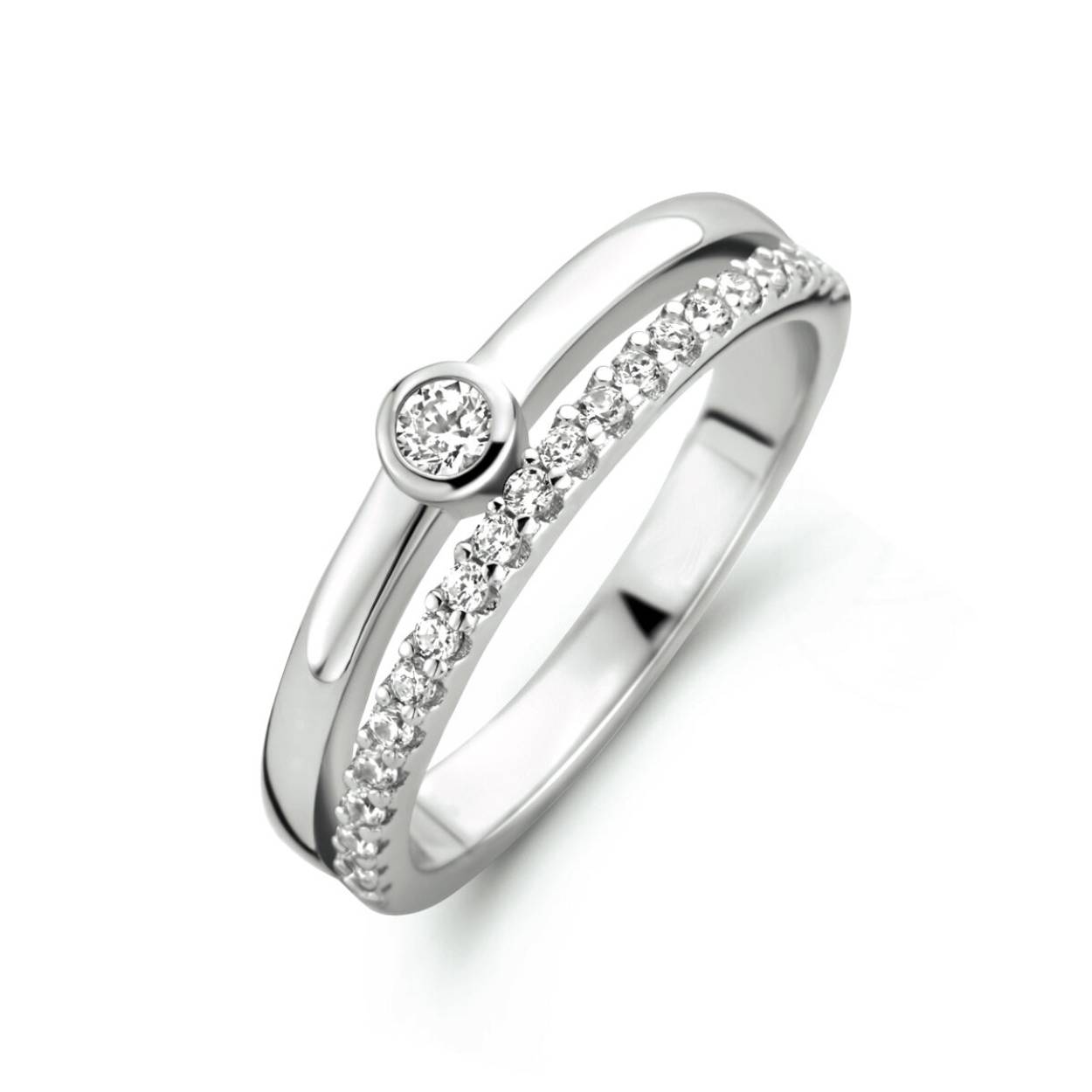 Gerhodineerd 925 zilveren ring uitgevoerd met schitterend zirkonia. De ring heeft een breedte van 5mm en is verkrijgbaar in diverse andere maten.