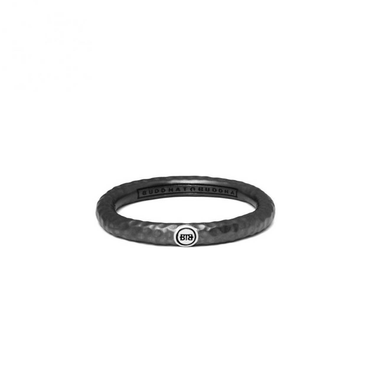 De Dunia ring is een verfijnde ring uit onze Refined collectie. De Dunia Hammered Zwart is vervaardigd uit 925 sterling zilver en bestaat uit een geoxideerde en gehamerde structuur. De ring laat zich perfect combineren met andere ringen uit de Dunia range. Deze ring valt in de categorie smalle ringen.