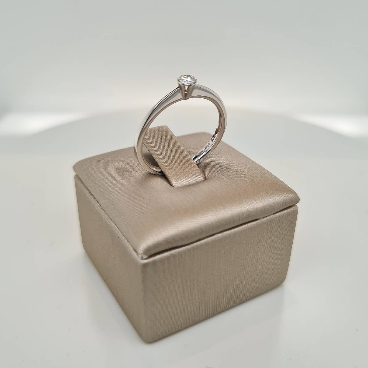 Prachtige 14krt witgouden solitair ring met diamant, 0,10crt H Si. 

De maat van de ring is 54 (17 1/4). Heeft u een andere maat, neem dan gerust contact met ons op.