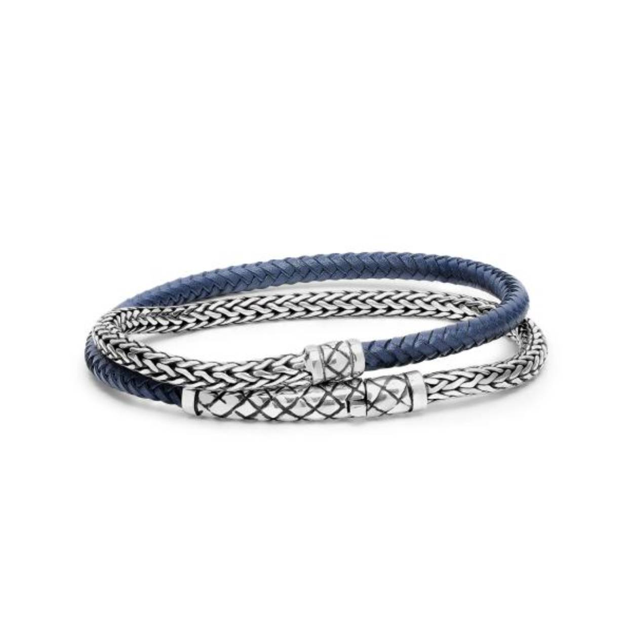andgemaakte wikkelarmband uit de SILK Crossline-collectie



De unieke combinatie van zilver en gevlochten leer komt prachtig samen in deze wikkelarmband uit de Crossline-collectie. Het uitzonderlijke vakmanschap van onze ervaren SILK-ambachtslieden is terug te zien in het elegante ontwerp. De armband bestaat uit een mix van half zilver en half handgeweven leer, en wikkel je eenvoudig om je pols voor een stijlvolle, gelaagde look. Hierdoor lijkt het alsof je twee armbanden draagt, wat zorgt voor een speelse en opvallende uitstraling. Dit unieke ontwerp is met zorg vervaardigd en straalt zowel moderniteit als tijdloze klasse uit.



De wikkelarmband is verkrijgbaar in zwart, blauw en donkerbruin leer, zodat je altijd een kleur vindt die bij jouw stijl past.



Ontdek de innovatieve elegantie en hoogwaardige afwerking van de SILK Crossline-collectie – een must-have voor liefhebbers van exclusieve sieraden en uniek design.