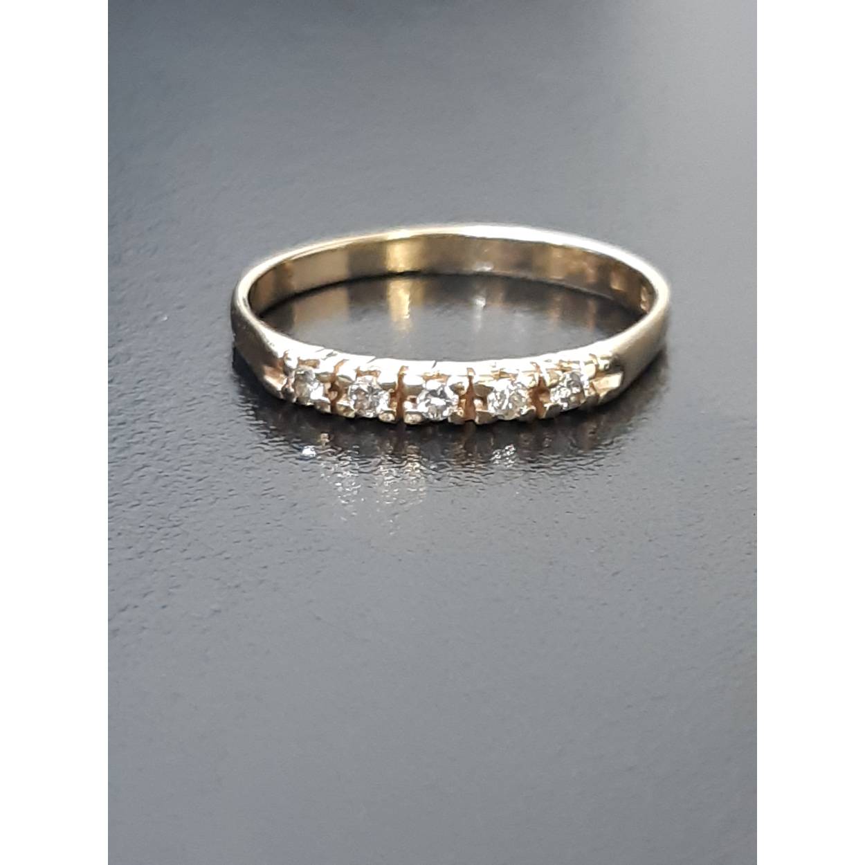 De diamant ring van modelnummer BREA-0002850 is een verfijnd sieraad van een onbekend merk. Gemaakt van 14-karaats goud, bevat het vijf ronde diamanten met een totale carat van 0,07, kwaliteit SI1 en kleur H. Perfect te dragen bij speciale gelegenheden of als een dagelijks luxe accessoire. Ringmaat: 54.