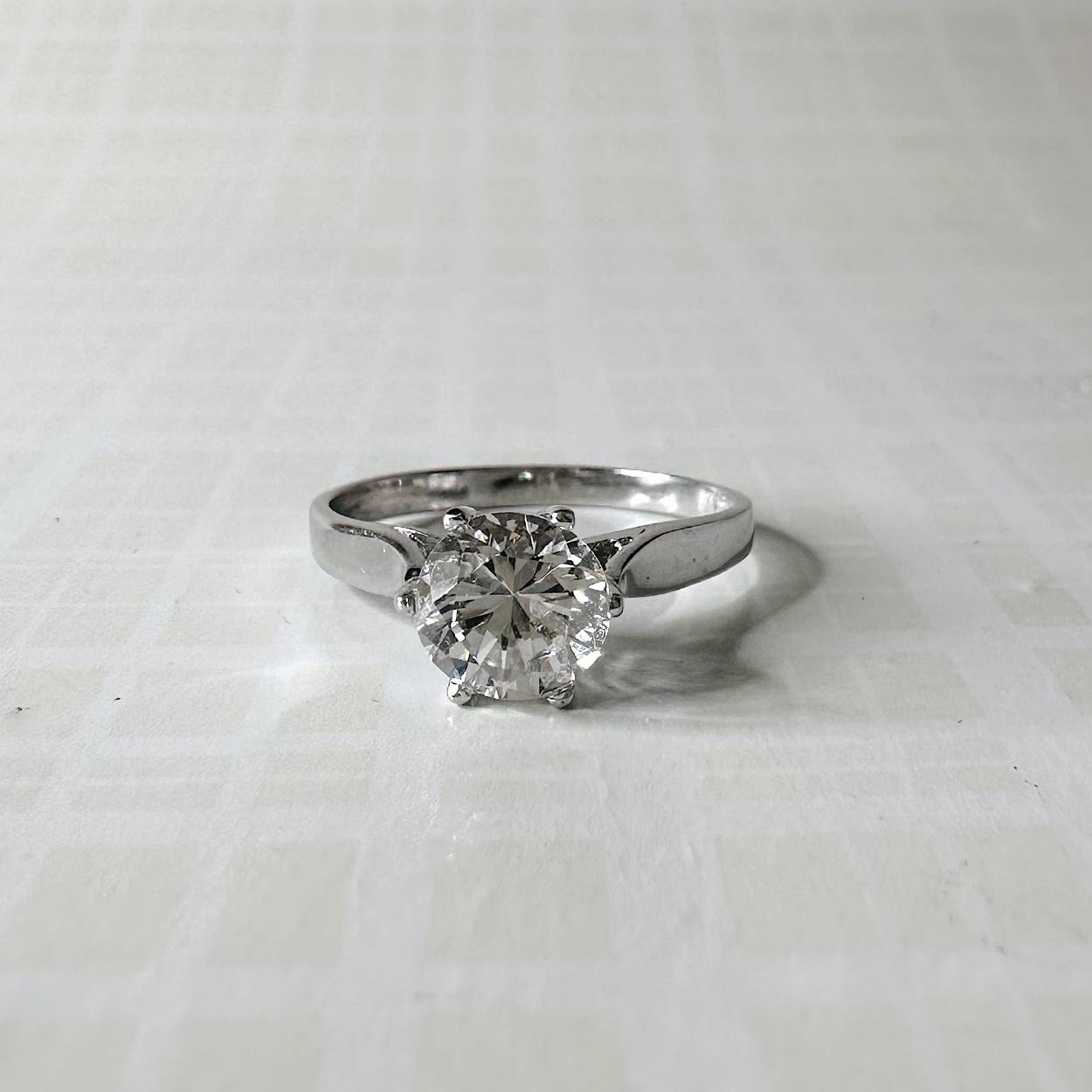 Schitterende vintage ring gemaakt in het witgoud met een grote briljant, geslepen zirkonia. De ring is op maat 52 beschikbaar.
