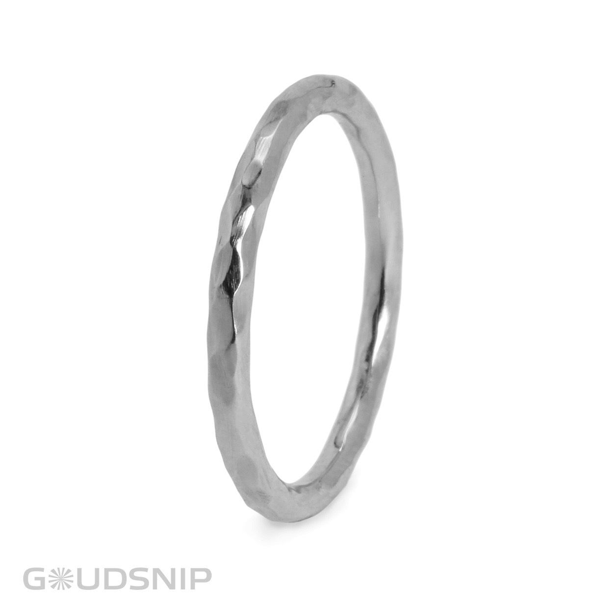 Gouden aanschuifring met hamerslag uit eigen atelier. Deze subtiele ring kan je op zichzelf dragen maar is ook perfect te combineren met andere ringen.

Breedte: 2mm