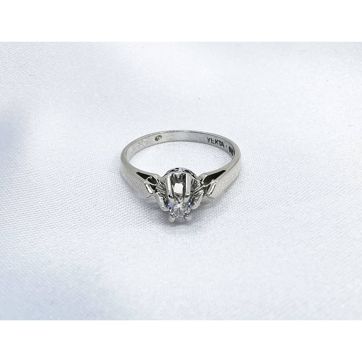 
Soort: Diamant
Slijpvorm: briljant
Karaat: 0.13
Helderheid: VVS1
Kleur: G
Aantal: 114 karaat wit gouden Solitaire ring met spiegelchaton.