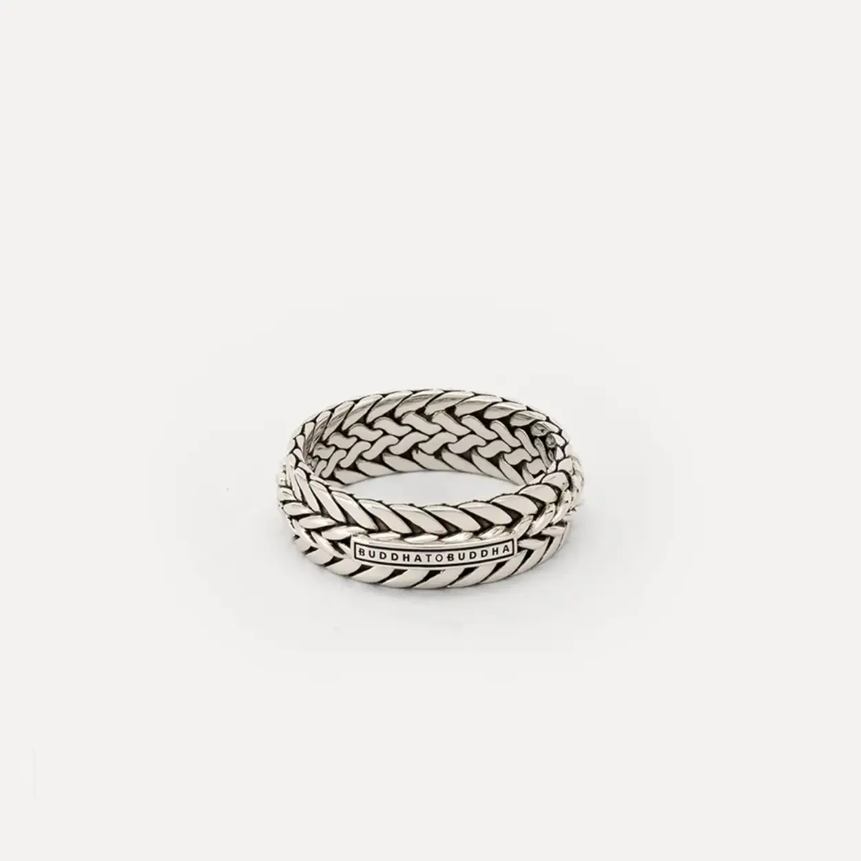 Omarm deze prachtige ring die past bij onze Ellen/Nurul mix armband. Handgemaakt met precisie, laat deze ring een nieuwe weeftechniek zien geïnspireerd op twee tijdloze klassiekers: Nurul en Ellen. De rijke en verfijnde structuur van de ring weerspiegelt de naadloze vermenging van deze iconische ontwerpen. Maak je look compleet met de bijpassende zilveren of lederen armband en omarm de kracht van onze sieraden, die jouw eigen unieke stijl weerspiegelen.