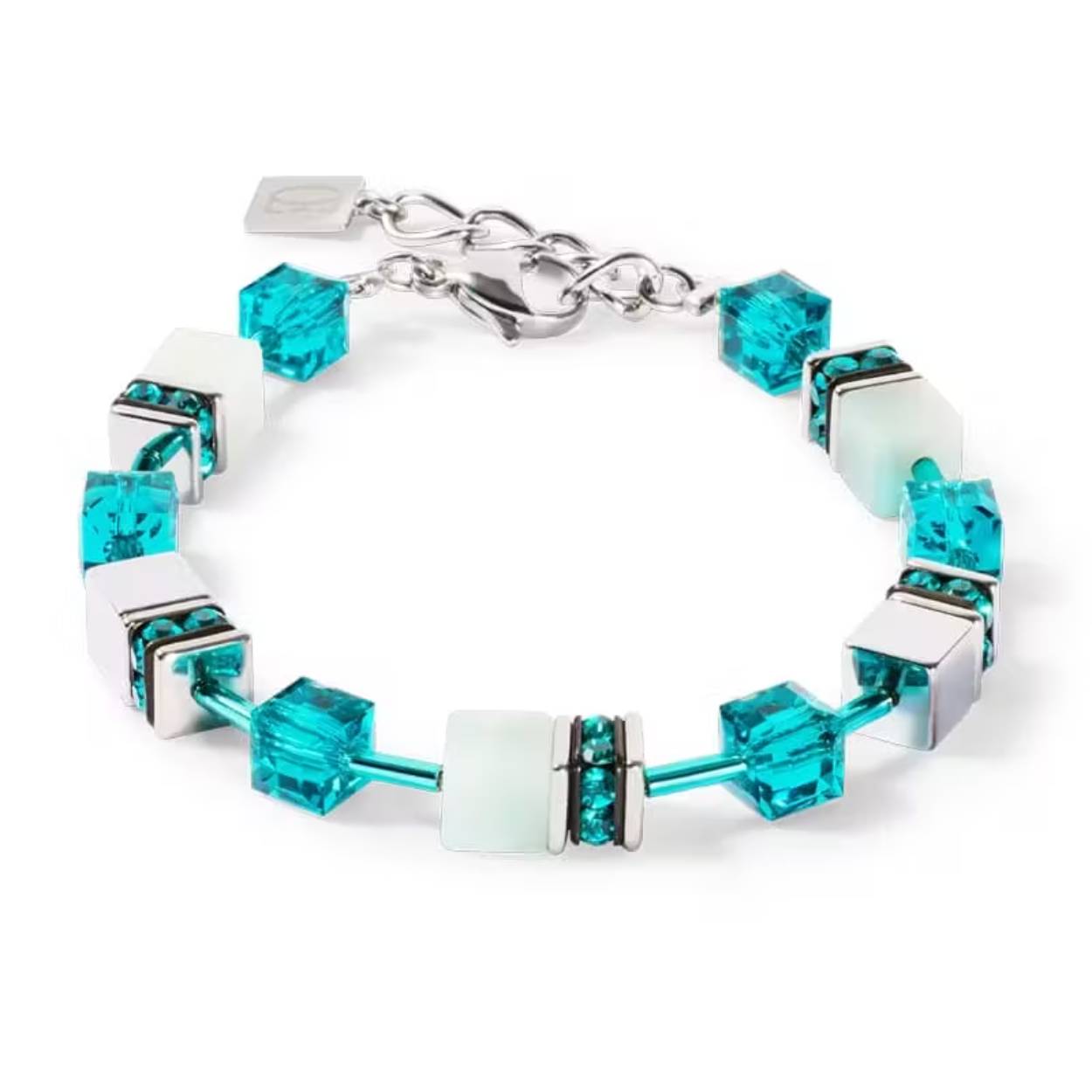 GeoCUBE® Iconic Precious bracelet silver-green
Een armband met karakter
De GeoCUBE® Iconic Precious armband in zilver-groen is een echte blikvanger voor wie houdt van sieraden met een verhaal. Deze prachtige combinatie van amazoniet en Swarovski® kristallen straalt rust uit, terwijl het ontwerp toch fris en modern blijft dankzij de zilverkleurige roestvrijstalen accenten.

Met liefde gemaakt
Achter elk sieraad van COEUR DE LION staat vakmanschap dat generaties overstijgt. In hun atelier in Stuttgart werken ervaren zilversmeden en ontwerpers samen om tijdloze stukken te creëren die je elke dag kunt dragen. Elk detail wordt zorgvuldig uitgekozen – van de glans van hematiet tot de subtiele schittering van rhinestone rondellen.

Materialen die spreken
MATERIAAL:
Amazoniet
Swarovski® Kristallen
Hematiet met titaniumoxide afwerking
Rhinestone tussenstukjes
Roestvrij staal
Ieder materiaal vertelt zijn eigen verhaal: amazoniet brengt zachte groene tinten die doen denken aan natuur en balans, terwijl Swarovski® kristallen zorgen voor een verfijnde sprankeling zonder overdaad.

Draagcomfort ontmoet stijl
LENGTE:
18 cm + 3 cm verlengketting
DIKTE:
0,6 cm
SLOT: Sluiting roestvrij staal
Dankzij het verstelbare slot past deze armband perfect om vrijwel iedere pols – comfortabel én elegant tegelijk. De sluiting is stevig maar subtiel, zodat niets afleidt van het geheel. Dit sieraad is meer dan alleen mooi; het draagt bij aan jouw persoonlijke stijl. Het combineert traditie met eigentijdse flair op zo’n manier dat je er telkens weer naar wilt grijpen wanneer je iets bijzonders zoekt om te dragen of cadeau te geven.