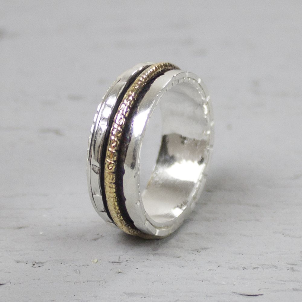 Bijzondere ring gemaakt van (geoxideerd) 925 sterling zilver en gold filled. De twee ringen in het midden van de ring kunnen bewegen, dit zorgt voor een speels effect. Onder de ring is gebruik gemaakt van geoxideerd zilver. Doordat de ringen speels bewegen, is het mogelijk dat de geoxideerde laag na verloop van tijd vervaagd.