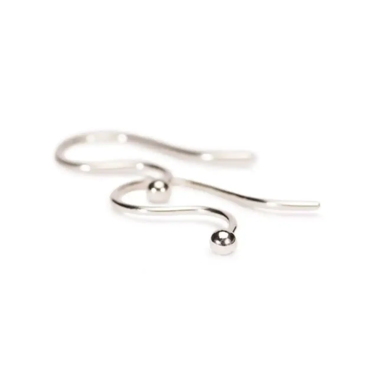 Zilveren oorhaken van het sieradenmerk Trollbeads. De haken woren per paar verkocht en zijn ontworpen door Mette Saabye. Er is een uitgebreid assortiment accessoires verkrijgbaar, waarmee je steeds weer een uniek set oorsieraden kunt creëren.