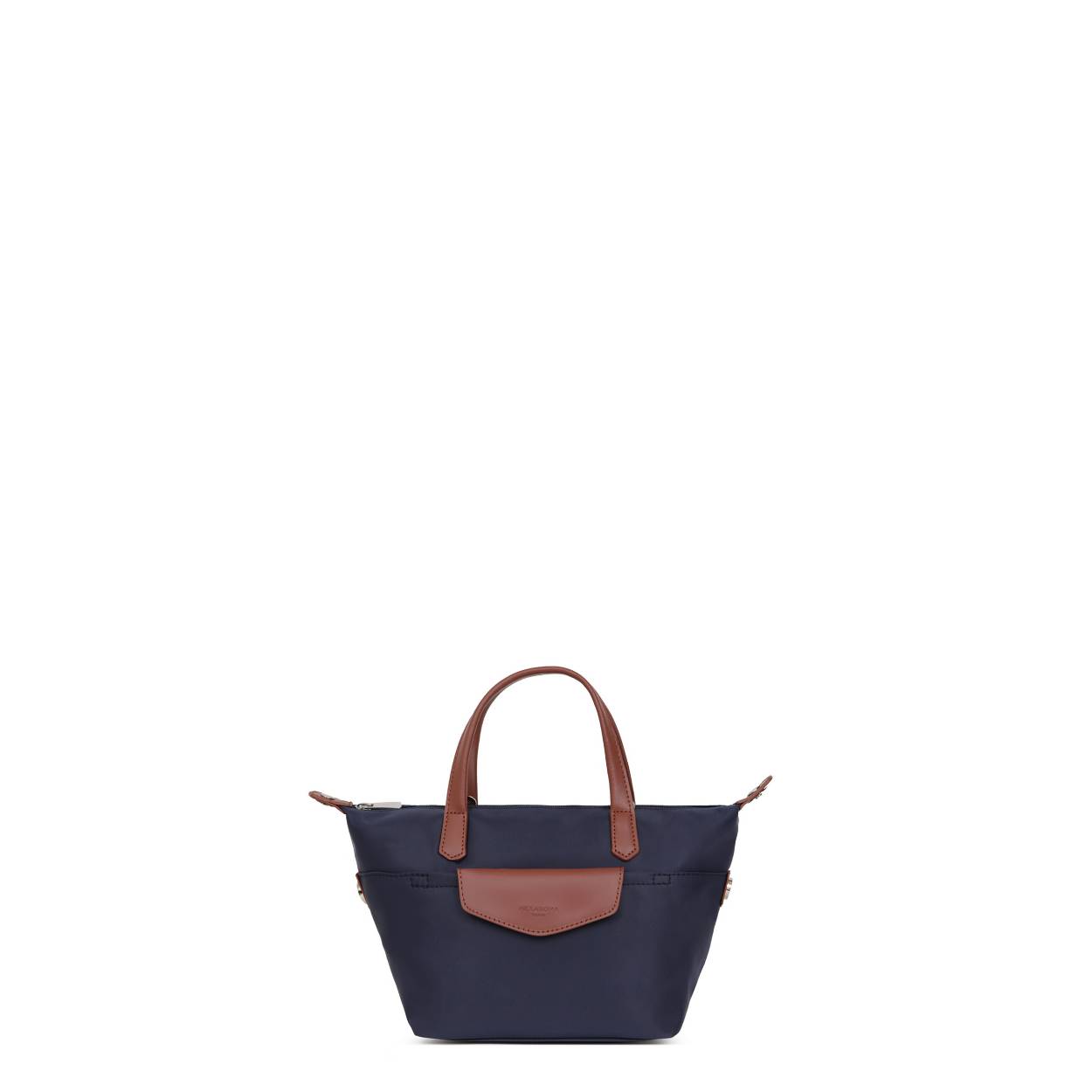 Hexagona shopper.
Rijk uitgevoerd met lederen accenten. Zowel aan de voor als achterzijde bevinden zich een rits .
Onder de toprits 1 groot hoofdvak met twee steekvakken en een ritsvak. Het model is op diverse manieren te dragen.Tevens is er ook een afneembare schouderriem waardoor u de tas cross kunt dragen.

Afmetingen:
Hoogte 17cm x breed 30cm x diep 10 cm