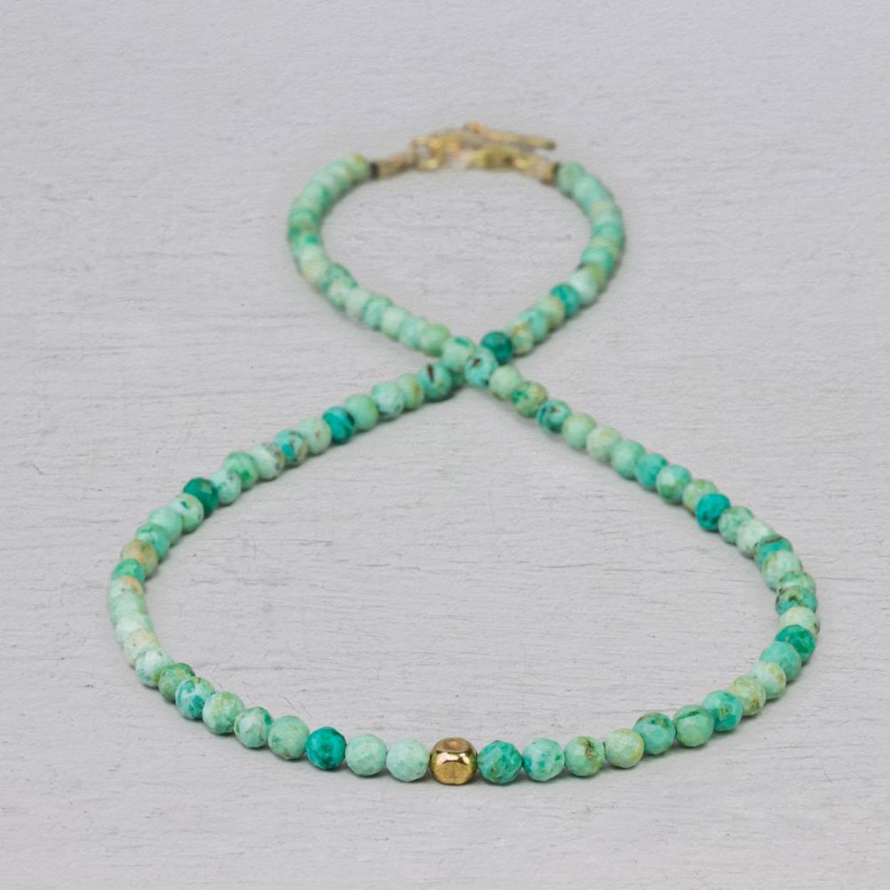 Collier turkoois is gemaakt van Goldfilled en heeft in het midden een Goldfilled bolletje. Combineer hem met mooie oorhangers, een ring of armband. Het collier is verstelbaar waardoor je hem ook op een andere lengte kunt dragen.