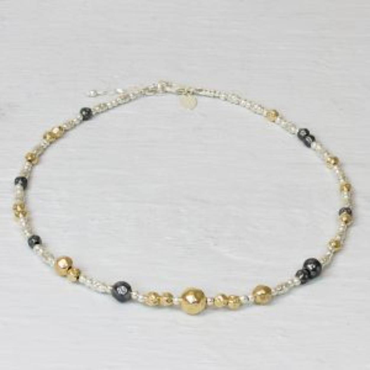 Collier van de najaarscollectie 2022 van Jéh Jewels met touch of gold bolletjes. Dit collier is gemaakt drie verschillende materialen. Namelijk geoxideerd zilver, goldfilled en zilver. Combineer dit collier met een bijpassende armband en maak je look af!
