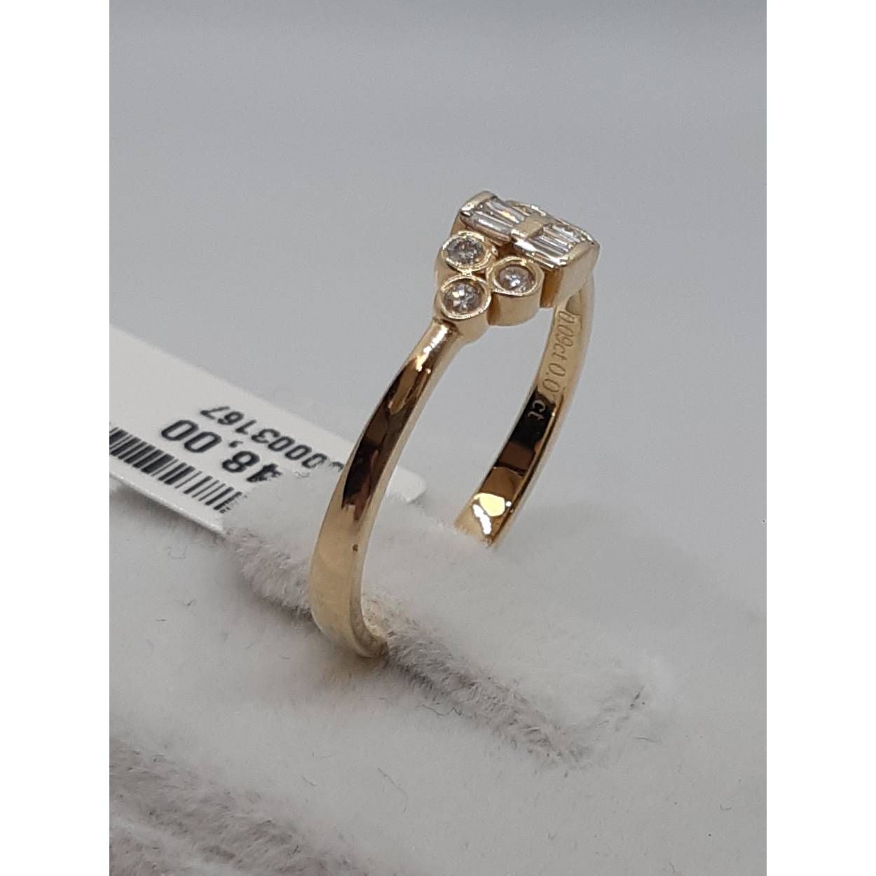 Deze prachtige ring, modelnummer BREA-0002782, is gemaakt van 14 karaat goud en heeft een elegante gouden glans. Versierd met SI1 zuiverheid G-kleur princessgeslepen diamanten, straalt het pure luxe uit. Ideaal passend bij maat 54. Draag deze ring als pronkstuk bij elke gelegenheid voor een verfijnde en stijlvolle look.