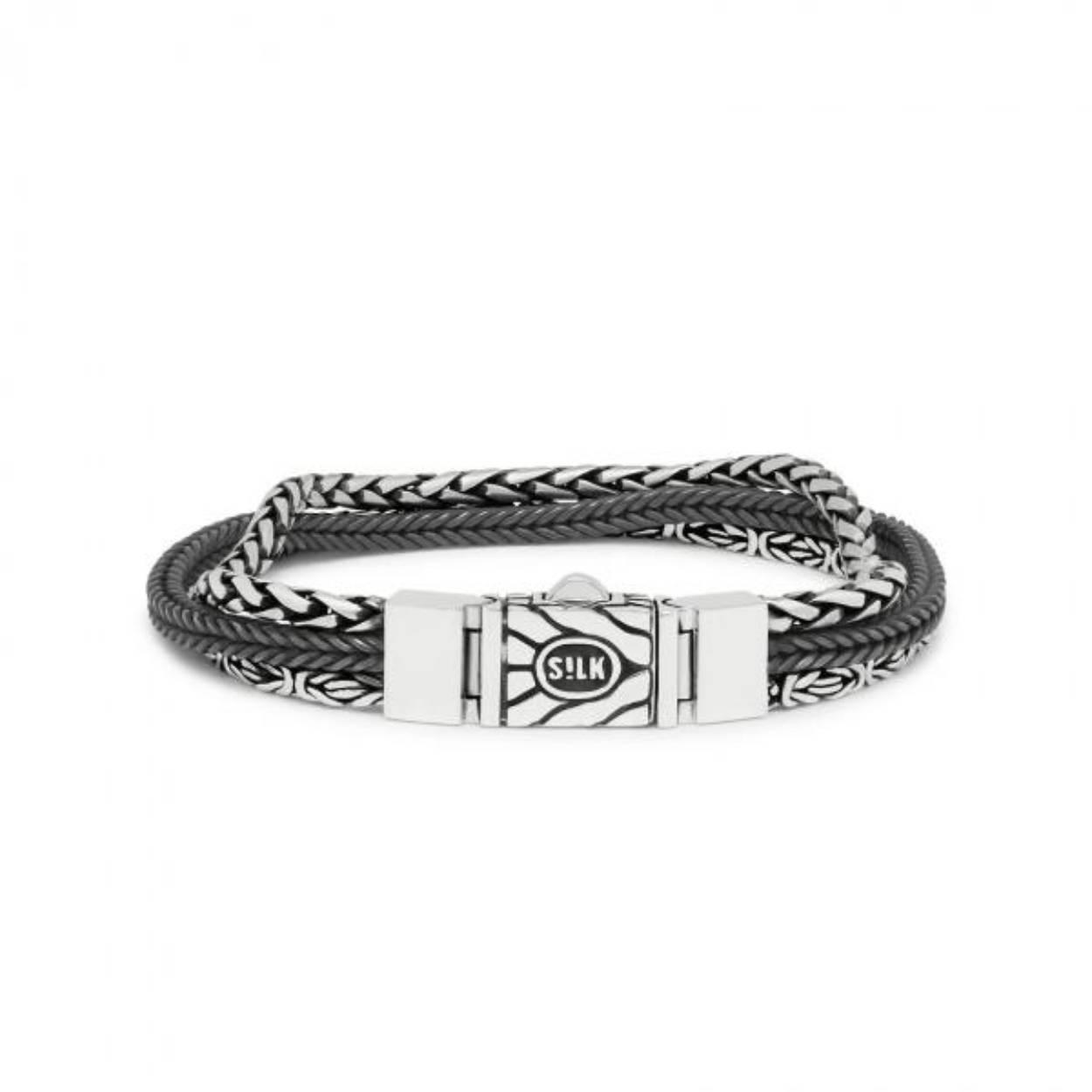 Met de RAW Editions sieraden heeft SILK een nonchalante look weten te creëren door het gebruik van nieuwe materialen in de handgemaakte sterling zilver collectie. Elk SILK-sieraad doorloopt een uitgebreid vakmanschap proces, resulterend in unieke massieve sterling zilveren ontwerpen voor rauwe mannen en vrouwen. Met de RAW editions introduceert SILK een aantal sterling zilveren armbanden gecombineerd met messing en zwart oxide, waarvoor speciale borsteltechnieken gebruikt werden voor een ‘worn style’ uiterlijk. De RAW editions ontwerpen zijn handgemaakt van pure metalen, messing en sterling 925 zilver.



Deze 283 RAW edition armband bevat géén messing. Deze armband bestaat in zijn geheel uit 925 sterling zilver, waarbij één streng gepolijst is, één streng mat gemaakt is met een speciale borstel techniek en één streng bedekt is met zwart oxide. Deze armband heeft daardoor een rauw gedragen uiterlijk. Het zwart is "made to fade", wat betekend dat het zal krassen en vervagen op een manier die je eigen verhaal verteld. Juist deze RAW worn-style look is wat deze armbanden zo uniek maakt!



Tof detail aan deze armband is dat deze sluit middels een omkeerbaar structuur slot, welke daardoor aan twee zijde gedragen kan worden, desgewenst met het logo naar voren of met het logo naar binnen.