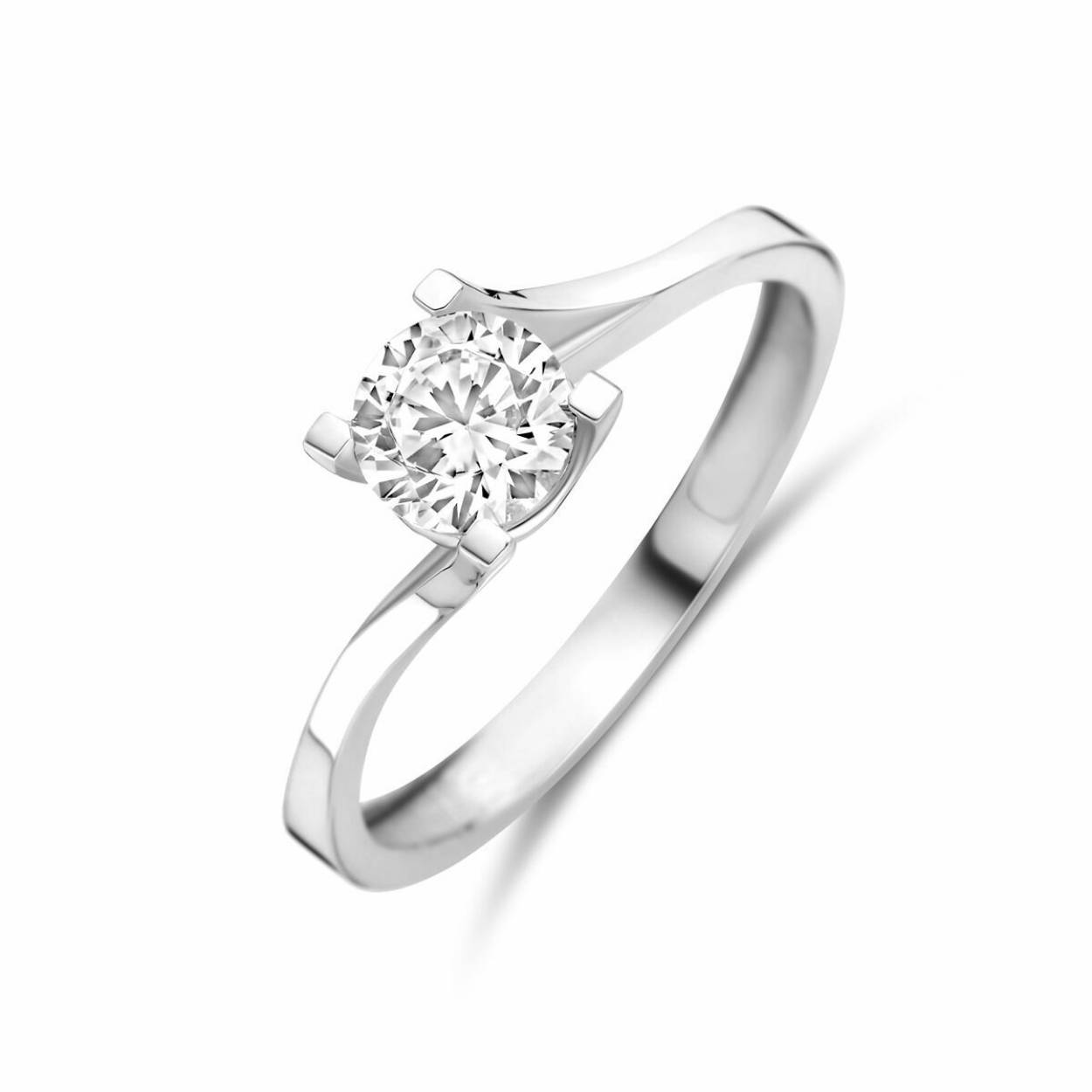 Gerhodineerd 925 zilveren ring uitgevoerd met zirkonia. De ring heeft een breedte van 6mm.