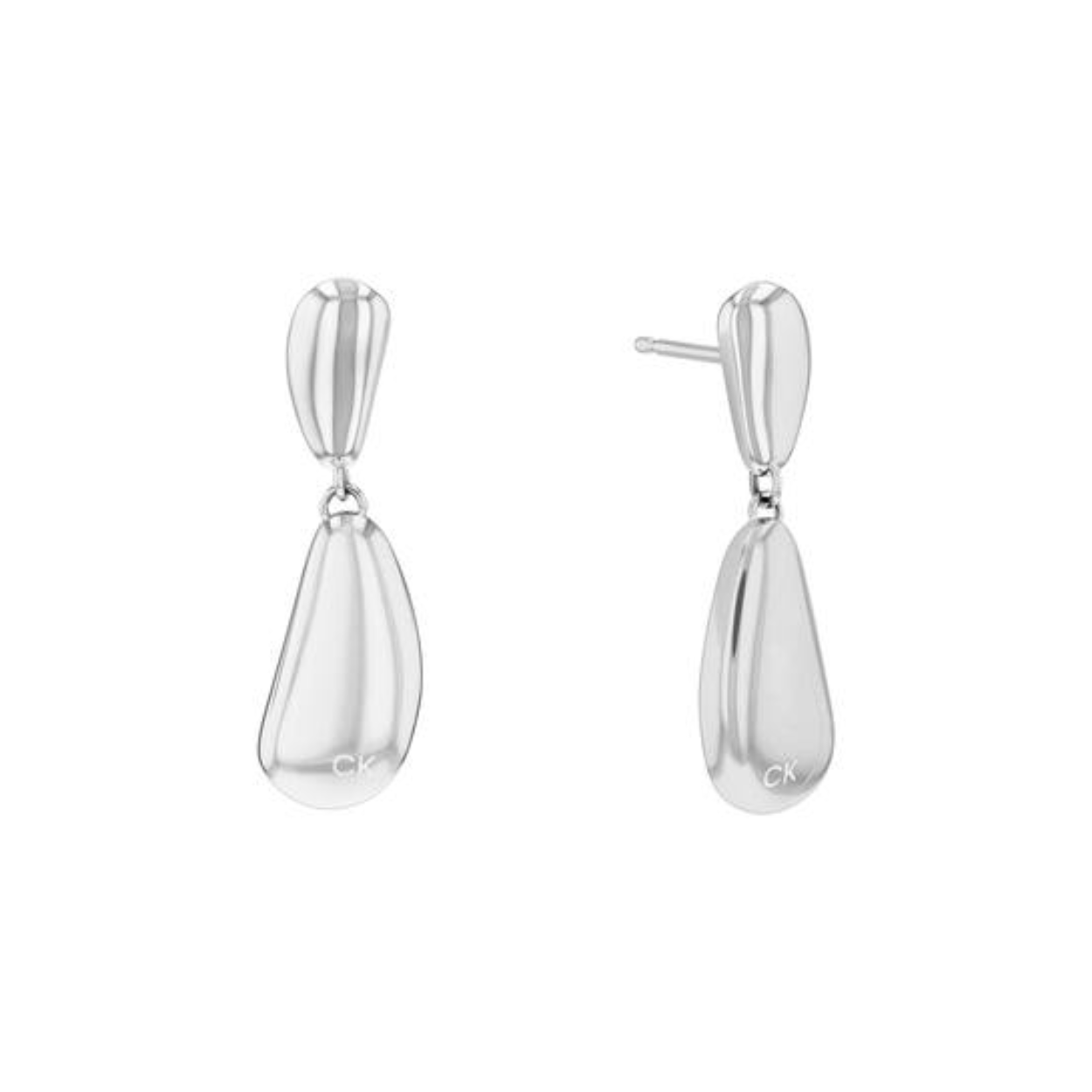 Calvin Klein CJ35000606 Dames Oorhangers Staal
Deze stalen dames oorbellen van Calvin Klein met nr CJ35000606 hebben een fantasievolle uitstraling. De zilverkleurige oorbel bestaat uit 2 een druppelvormige stukken die onder elkaar bungelen. De oorbel zit met een steker met pouchette in het oor. Leuk te combineren met andere sieraden uit de serie van Calvin Klein.

OVER CALVIN KLEIN
Calvin Klein is een wereldwijd lifestylemerk dat gewaagde, vooruitstrevende idealen en een verleidelijke, vaak minimalistische, esthetiek nastreeft. Calvin Klein werd groot in de jaren 70 door haar mode- en merkjeans collecties. In de jaren 80 lanceerde Calvin Klein haar spraakmakende ondergoed dat uitdrukkelijk van logo ’s voorzien was. Vanwege het grote succes is het merk ook succesvol uitgerold in Accessoires, Parfums, Home, Brillen, Golf, Horloges en Sieraden.
Sinds de oprichting in 1968 door Calvin Klein, heeft het merk haar reputatie opgebouwd als leider in de Amerikaanse mode, dankzij een cleane esthetiek en innovatieve ontwerpen. Calvin Klein wil haar publiek verleiden en inspireren door middel van provocerende beelden en opvallende ontwerpen die prikkelen. 

SPECIFICATIES:
- Stalen dames oorhangers
- Druppelvorm
- Zilverkleurig
- Glimmend