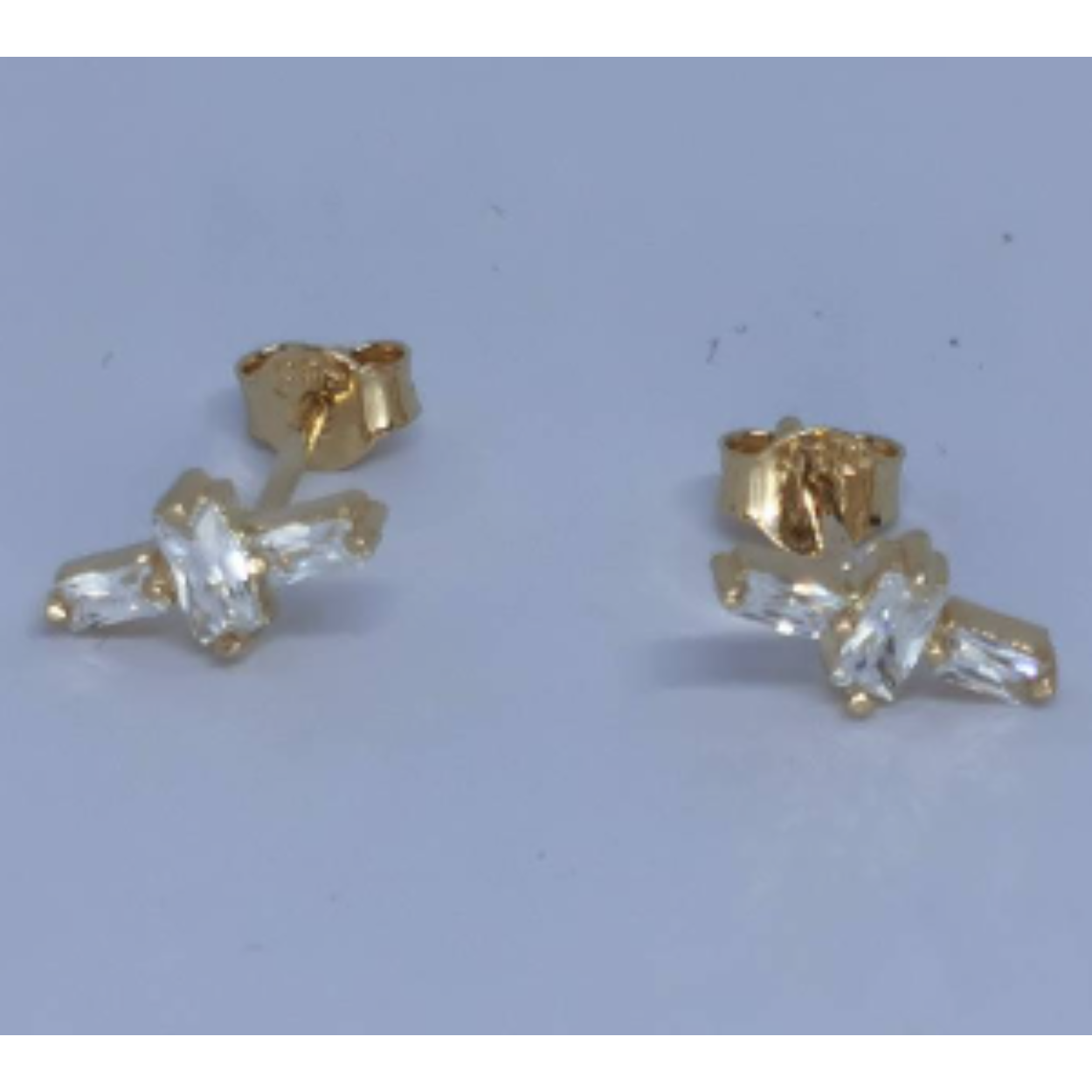 14 Karaat geel gouden oorstekers met drie baguette geslepen zirkonia's.
Deze oorstekers zijn ook leverbaar met briljant geslepen diamanten, zie artikel EBOD0009.