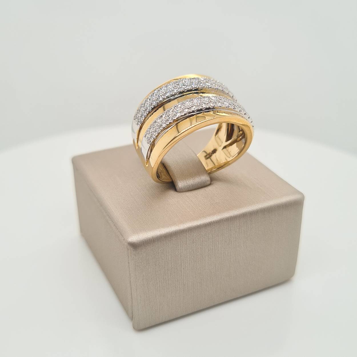 Prachtige 14krt gouden ring met diamant, 0.6crt.

Deze ring is maat 55, heeft u interesse in een andere maat? Neem dan contact met ons op