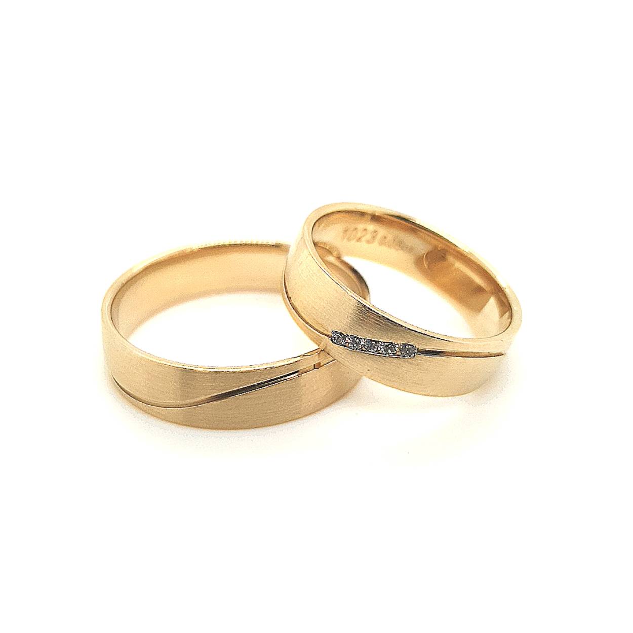 ALLER SPANNINGA GOUDEN RELATIERINGEN MET IN DAMESRING 5X 0.010CRT BRILJANT. DE PRIJZEN KUNNEN AFWIJKEN DOOR WISSELENDE GOUDKOERSEN.
MAAK VRIJBLIJVEND EEN AFSPRAAK EN BESPREEK UW WENSEN.