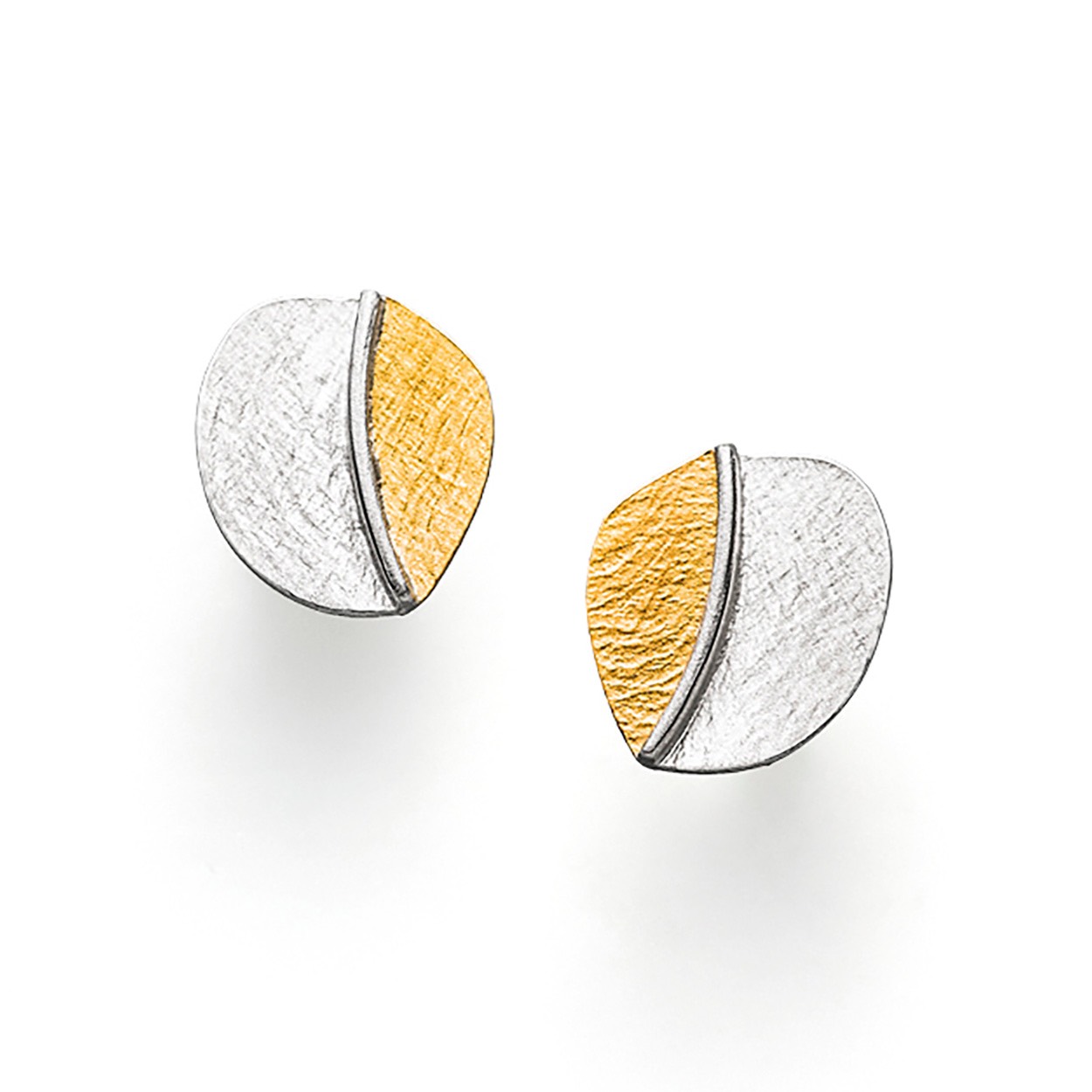 O858W

Zilver gecombineerd met goud in een strakke eigenzinnige stijl. Alle sieraden worden in een beperkte oplage met de hand gemaakt en dit geeft deze collectie een uniek karakter.