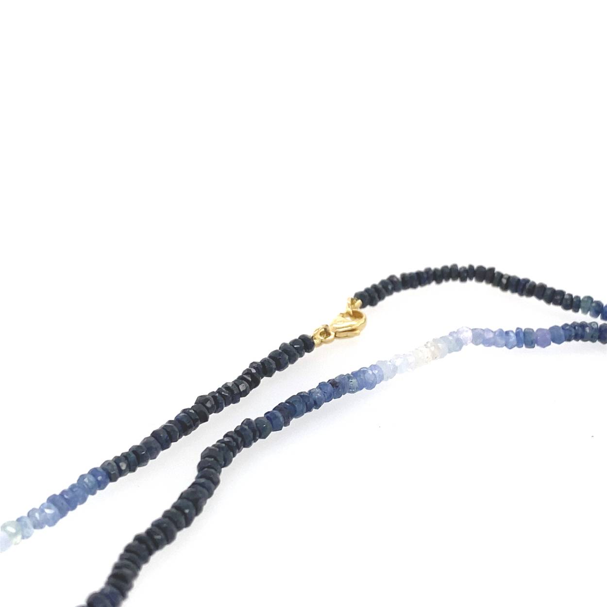 saffier collier verlopend in kleur gesloten door een karabijnhaak