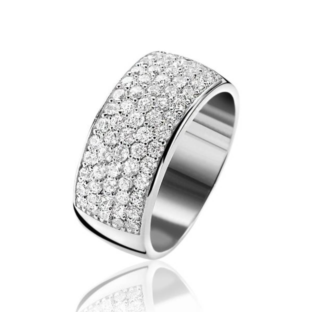 ZINZI zilveren schitterende ring vol bezet met witte zirconia's. De ring is 9mm breed. Vervaardigd van eerste gehalte zilver (925) en met extra rodiumlaag voor een langdurige glans.