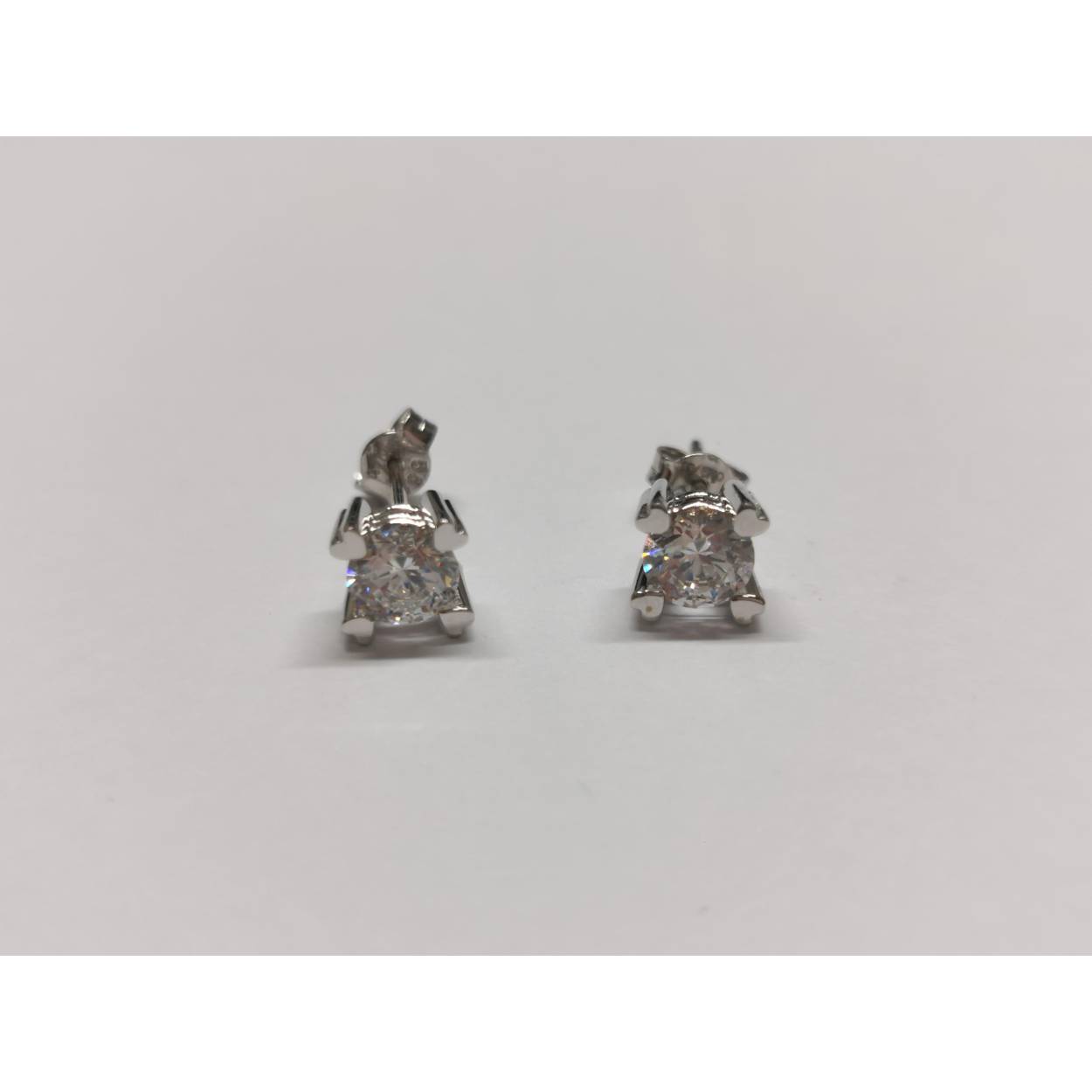14 Karaat wit gouden oorstekers met zirkonia. 
Bijpassende collier ook mogelijk voor €169