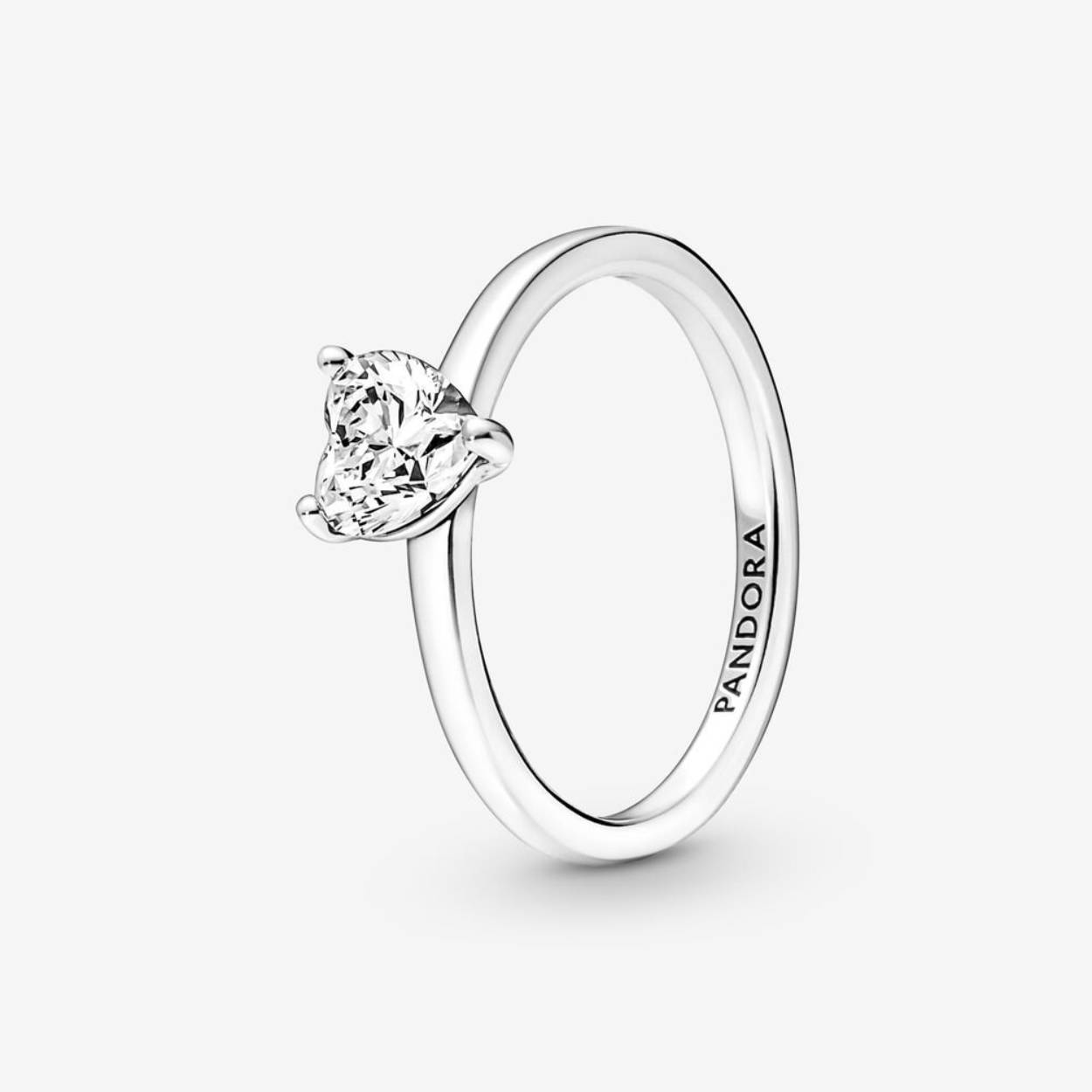 De Sparkling Heart Solitaire Ring is de laatste toevoeging aan onze collectie met sollitaire sieraden. Deze heeft een hartvormige heldere zirkonia als middelpunt. Aan de binnenkant van de gepolijste band is het Pandora-logo gegraveerd. Stapel deze ring met andere sterling zilveren sieraden voor een monochrome look of mix met andere metalen voor een unieke uitstraling.