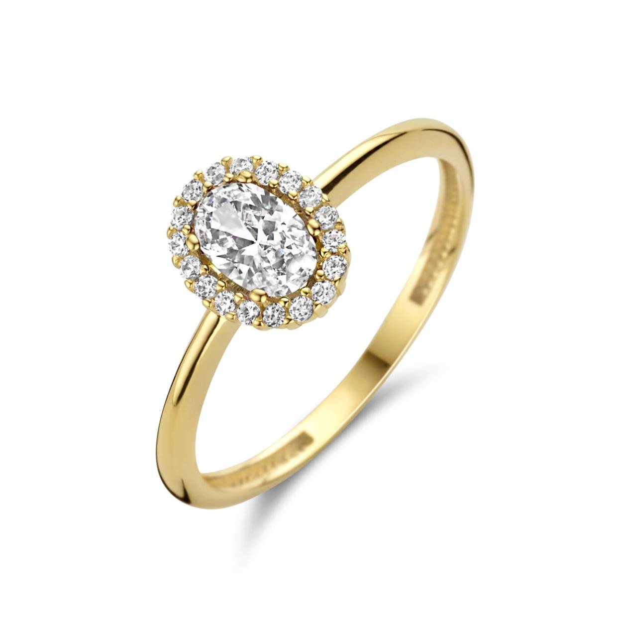 14k Geelgouden ring uitgevoerd met zirkonia. De ring heeft een breedte van 8.5mm.