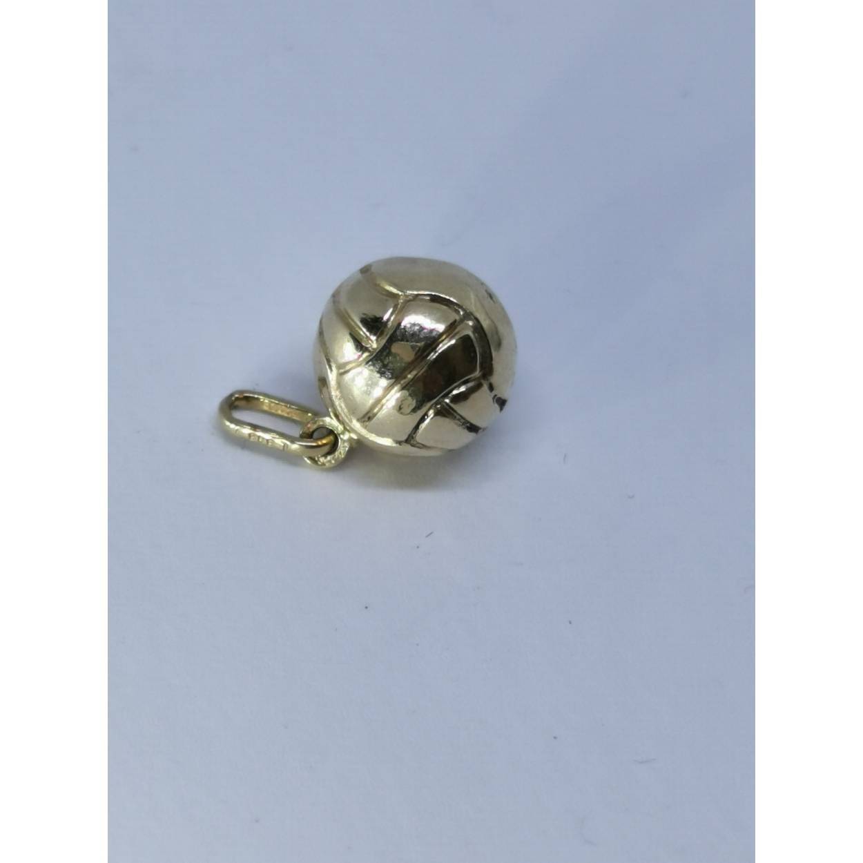 14 Karaat geel gouden hanger/bedel voetbal.
Leuk te combineren met een collier uit onze brede assortiment!