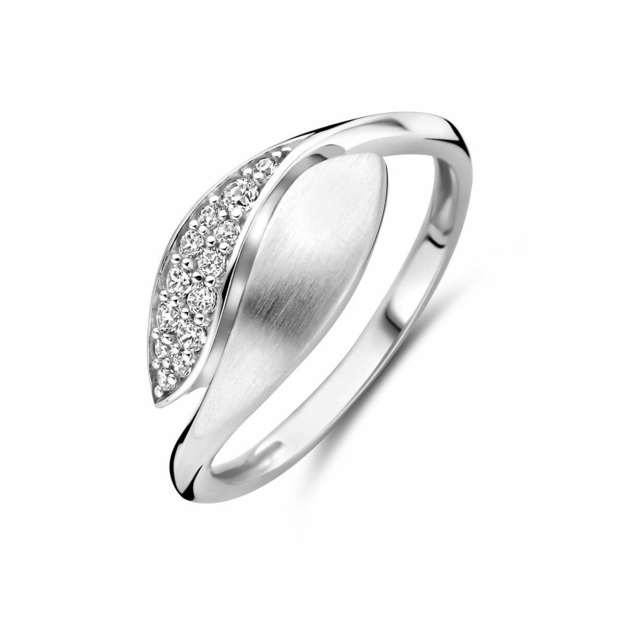 Gerhodineerd 925 zilveren ring uitgevoerd met zirkonia. De ring heeft een breedte van 8.5mm.