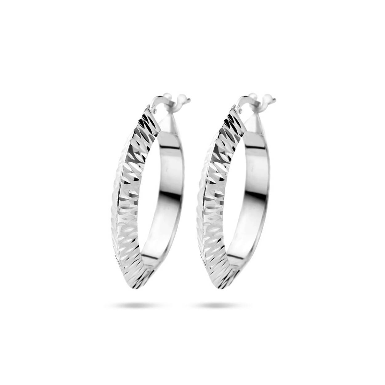 Gerhodineerd 925 zilveren oorringen met een spitse buis van 4mm.
