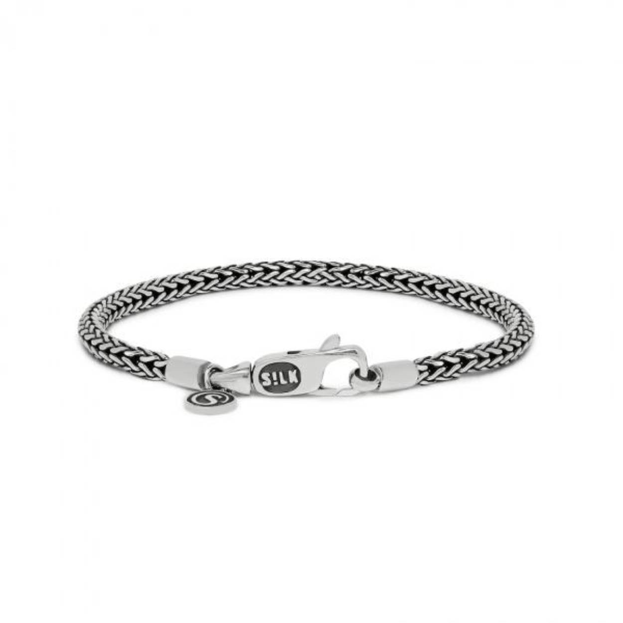 De SILK karabijn serie is zo’n beetje een van de populairste favoriete series om eindeloos mee te combineren. Mix en match de verfijnde stapel serie tot jouw eigen speelse trendy look.



Dit smalle fijn gevlochten armbandje heeft een speels karabijnsluitinkje. De 654 Roots armband is onderdeel van een set bestaande uit verschillende verfijnde karabijn armbandjes welke perfect onderling met elkaar te combineren zijn.