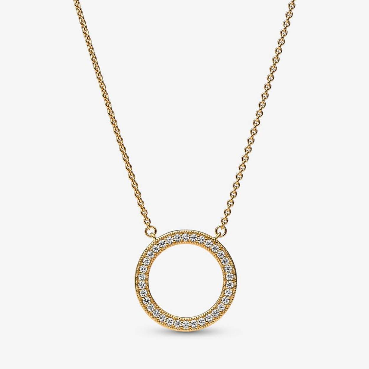 Laat zien wie je bent met de Pandora Signature halsketting met cirkelvormige hanger met pavé & harten. Deze verstelbare halsketting is gemaakt van onze met 14-karaats goud vergulde unieke metaalmix en heeft een vaste cirkel met een rij pavé die is omringd door microbeading op het frame van het midden. Sculpturaal en minimalistisch. Deze halsketting kan ook in laagjes worden gedragen met andere sieraden. De achterkant is afgewerkt met uitgesneden hartjes aan de achterkant van de cirkel. Deze verfijnde halsketting is perfect alleen of in combinatie met andere sieraden te dragen. Het is een essentieel onderdeel van elke sieradencollectie.