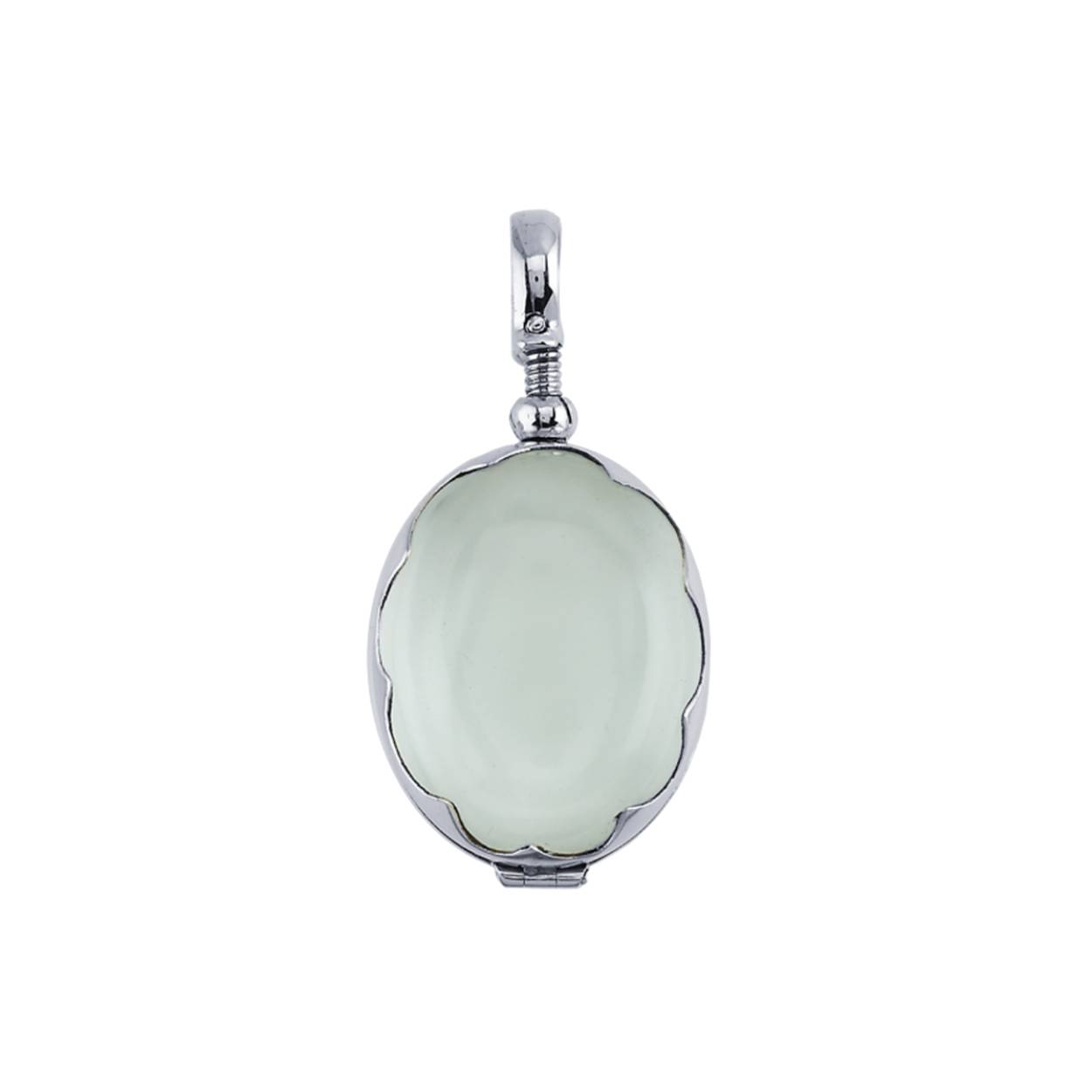 Dit mooie zilveren medaillon met glas kan makkelijk worden geopend door 3 tot 4 keer aan het schroefje te draaien. Zowel de voor als de achterkant is van glas zodat er 2 foto`s kunnen worden geplaatst.

Hoogte: 27 mm
Breedte: 22 mm
Dikte: 13,5 mm