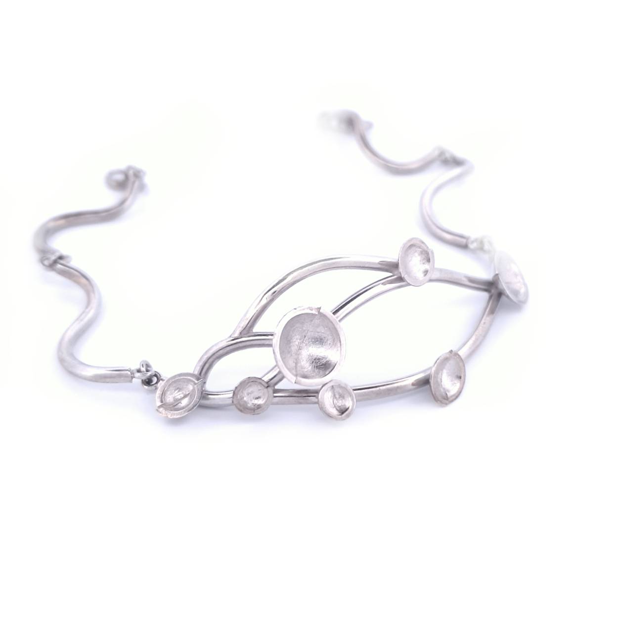 Deze armband neemt je mee naar de ruimte! Ze bestaat uit planeten die op een speelse manier met elkaar verbonden zijn. Deze armband laat je helemaal wegdromen naar het prachtige sterrenstelsel. Zo draag jij jouw universum altijd bij je!

Maak een afspraak en kom deze sierlijke armband eens passen! Of bestel haar gelijk, dan sturen we deze mooi verpakt naar je toe.