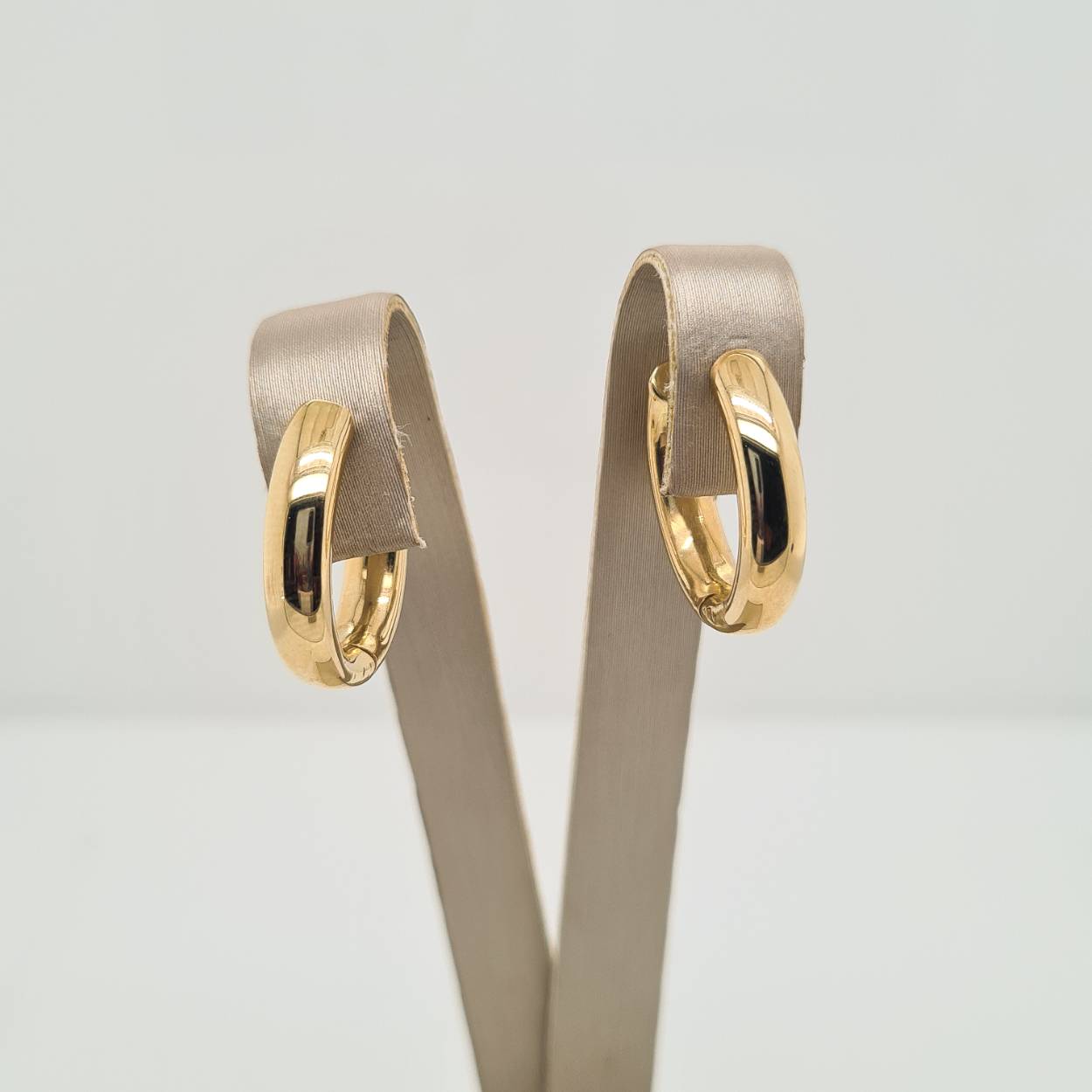 14krt geelgouden oorsieraden met een afmeting van 17.5x4mm