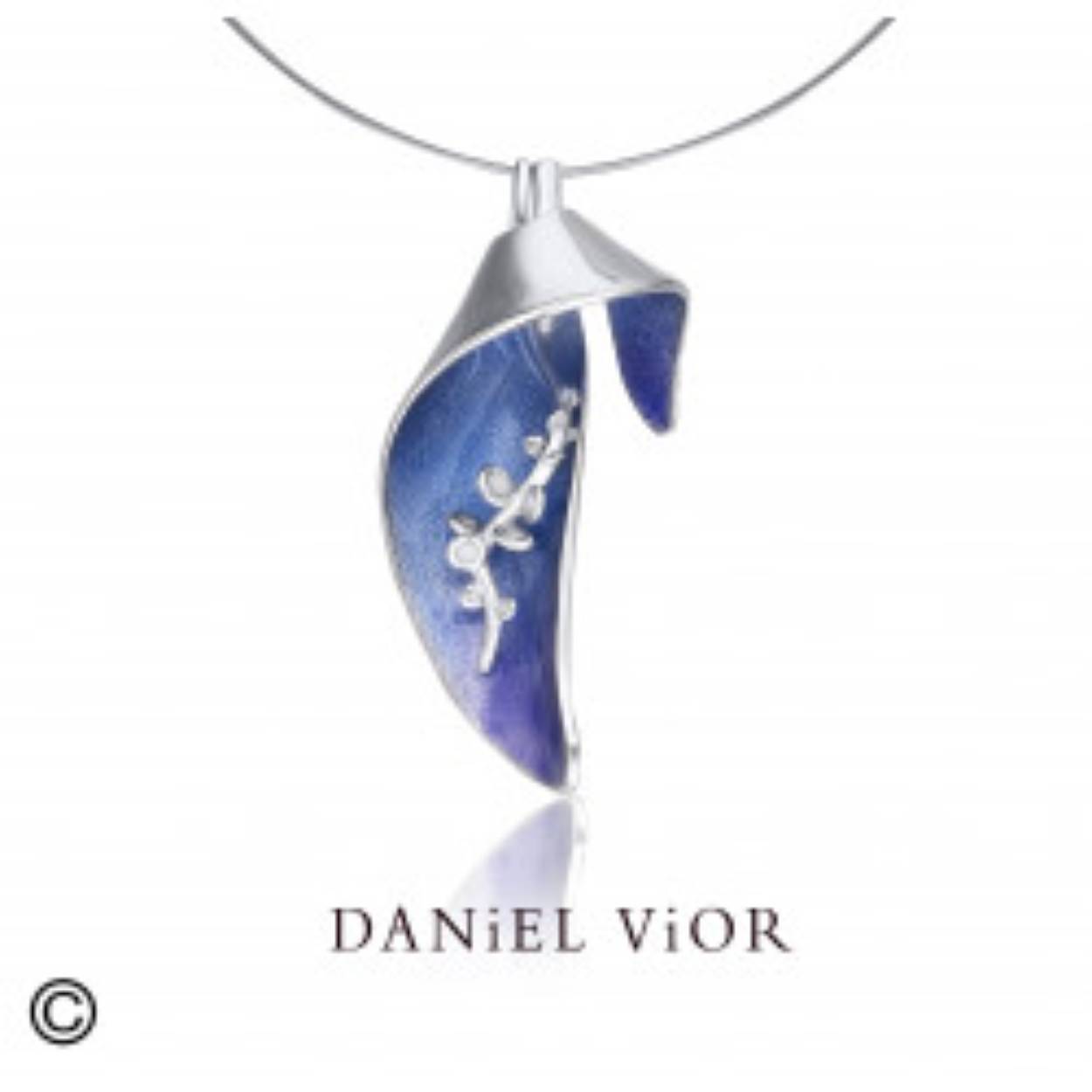 hanger LIGULA van Daniel Vior, gemaakt van gerhodineerd zilver met blauw emaille