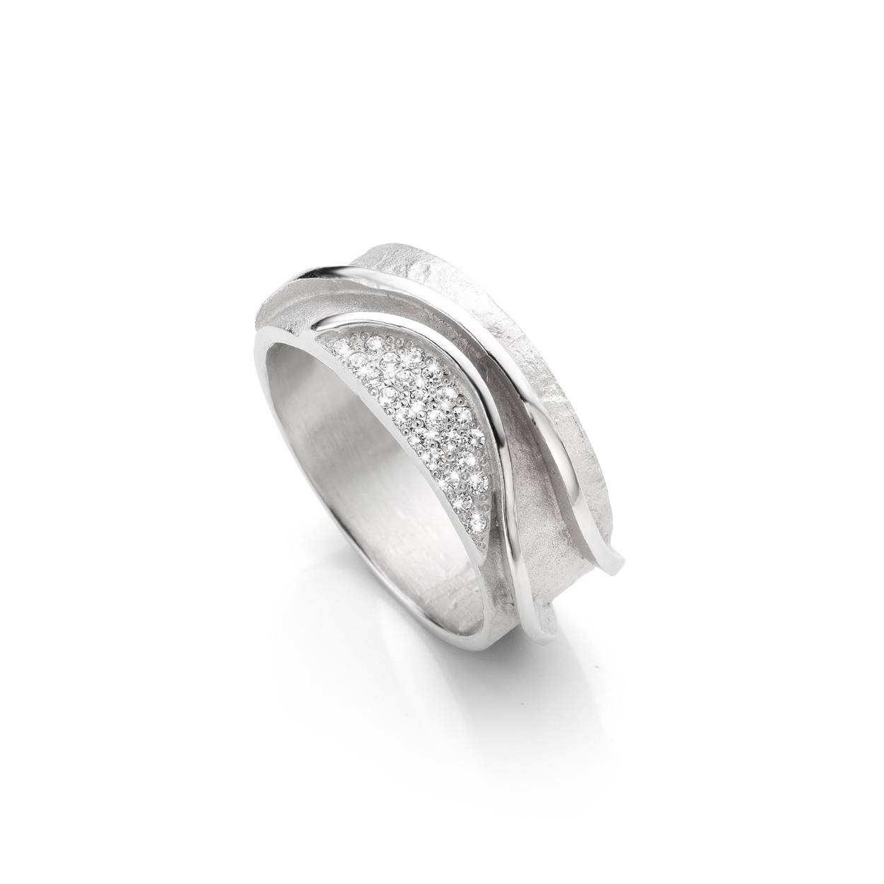 Ruwe accenten vallen op in deze prachtige ring met zirkoon